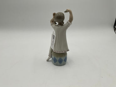 Lladro Girl Shampooing A-17