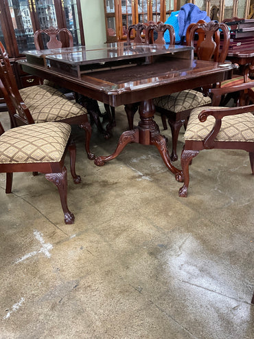 Thomasville Table w/ 8 Chairs & 2 Leaves
