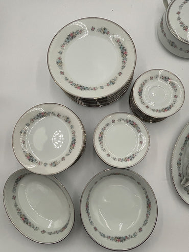 Noritake 11 Pc. Setting W/ 3 Serving Pieces Cynthia Pattern