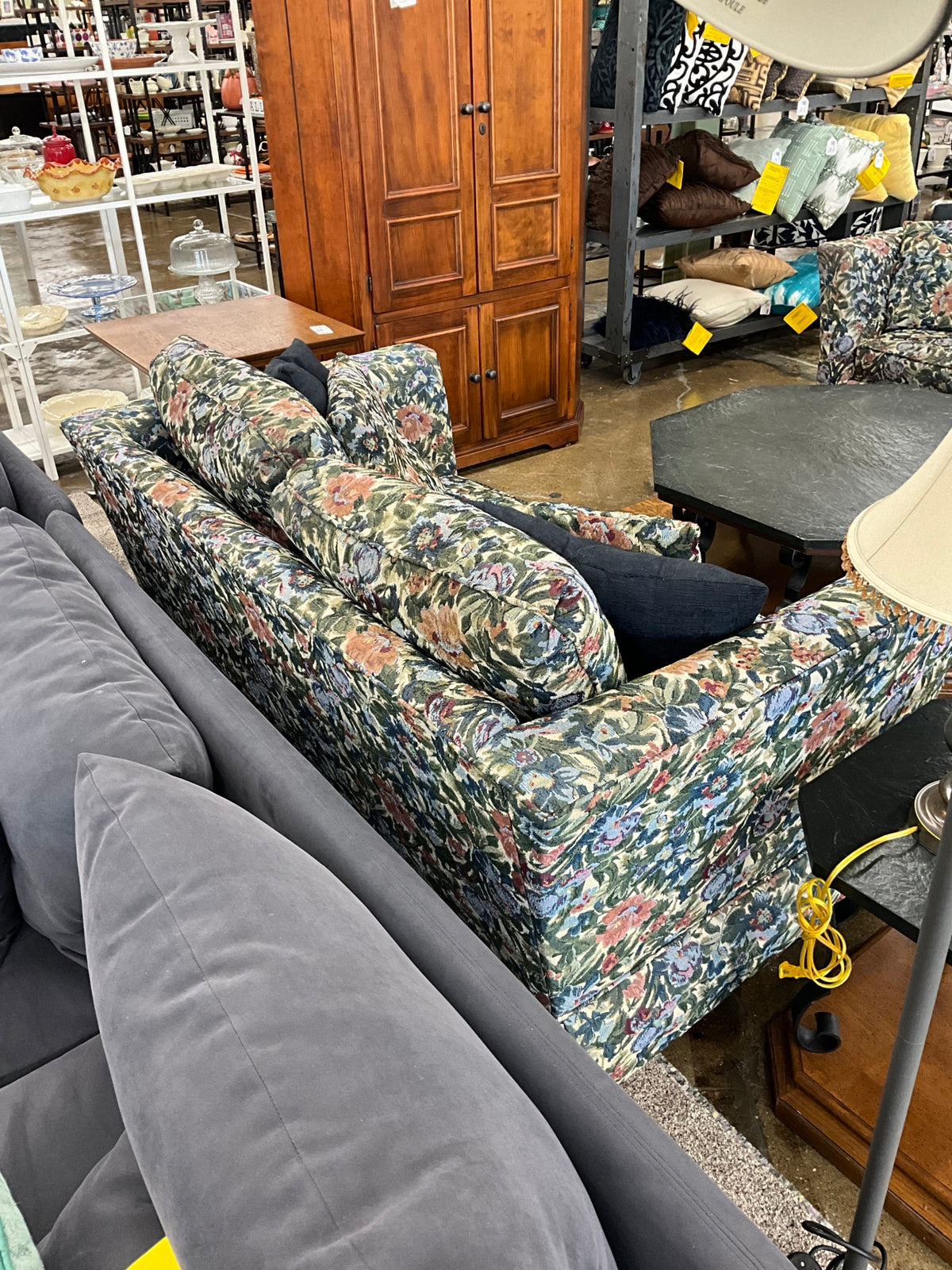 Rowe Floral Loveseat
