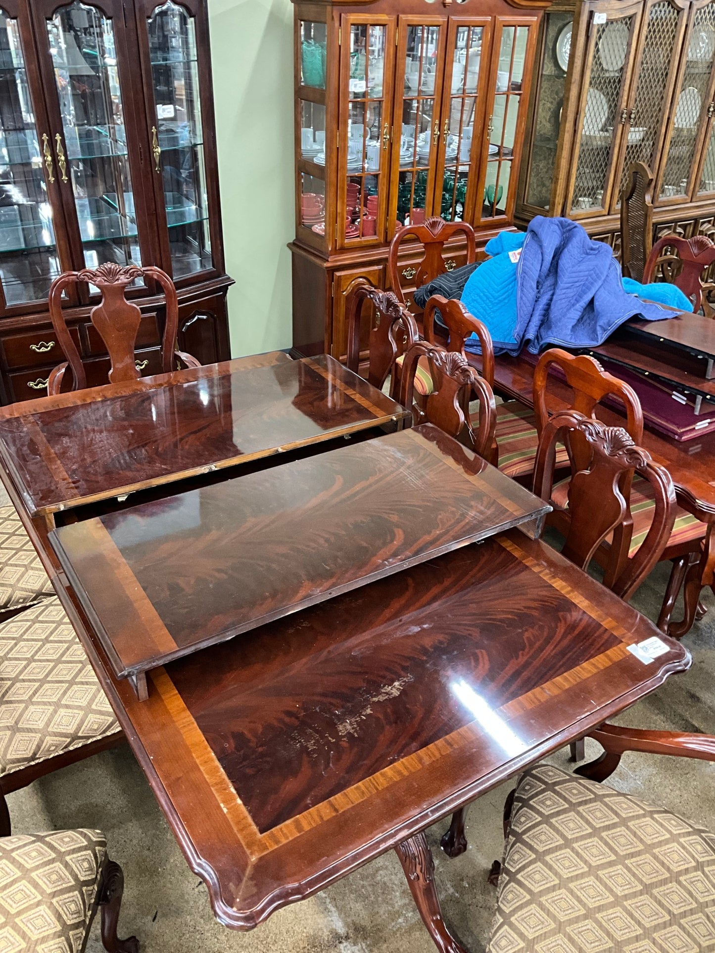 Thomasville Table w/ 8 Chairs & 2 Leaves