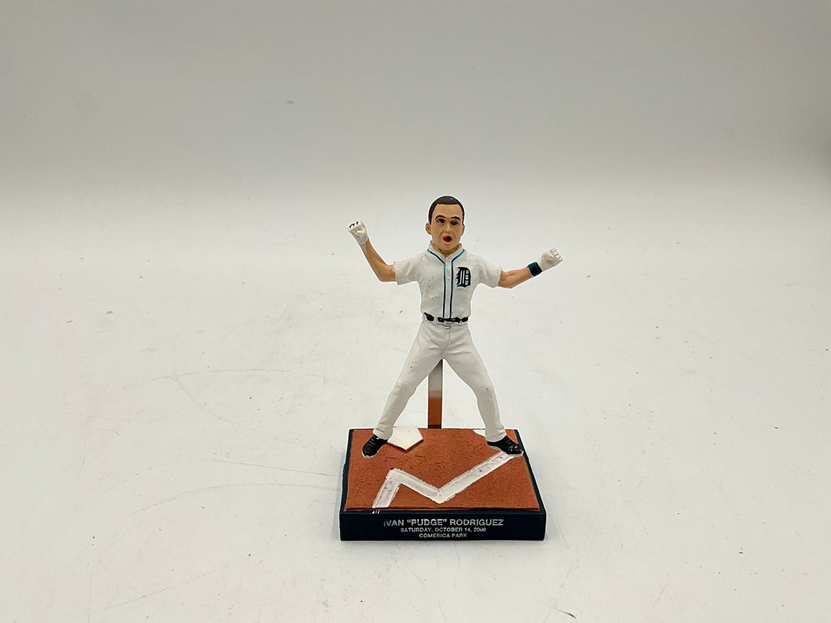 Pudge Rodriguez Statue