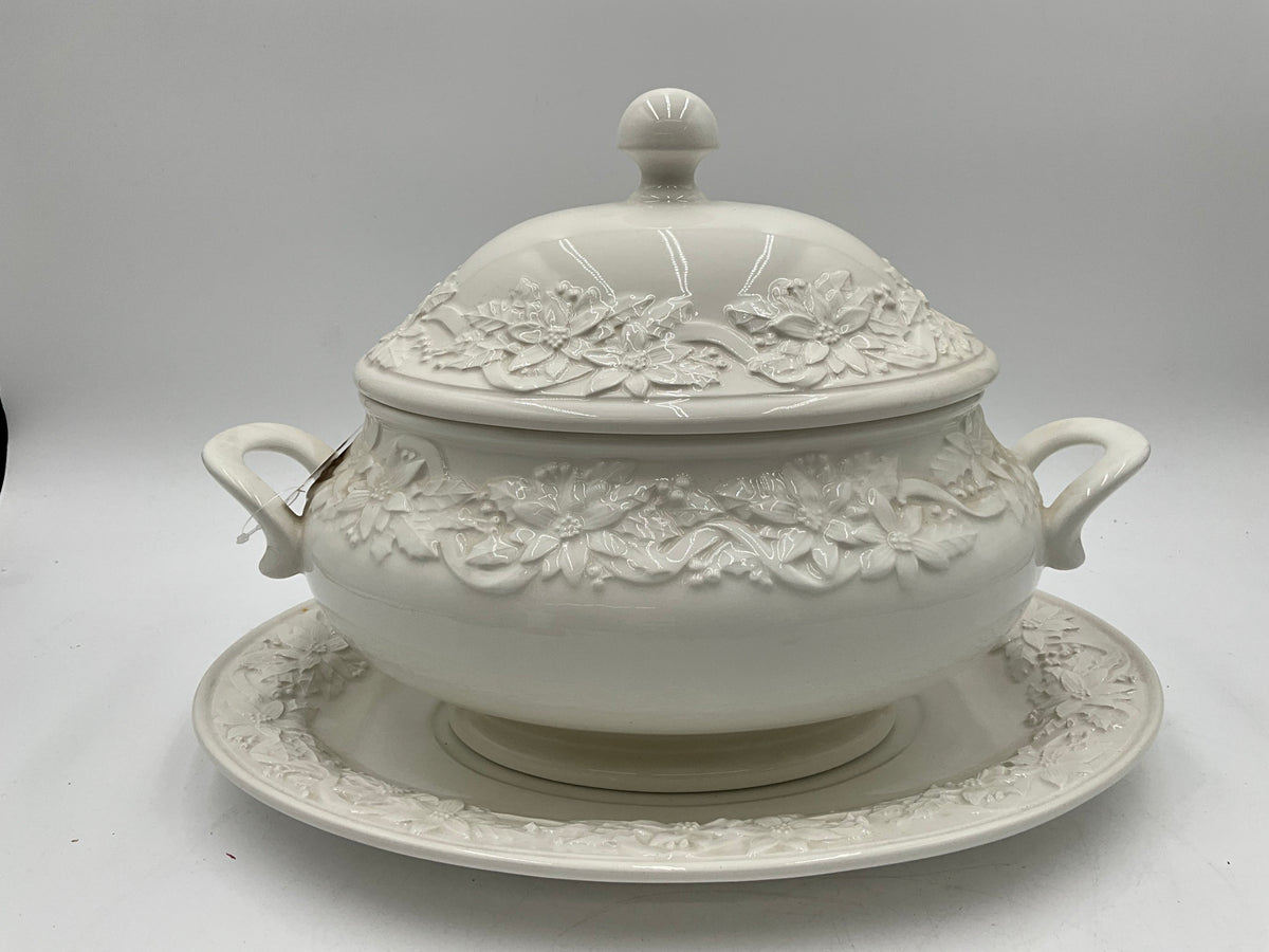 Noble Excellence Soup Tureen w Plate