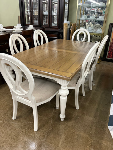 Universal Furniture Table w/ 6 Chairs & 2 Leaves