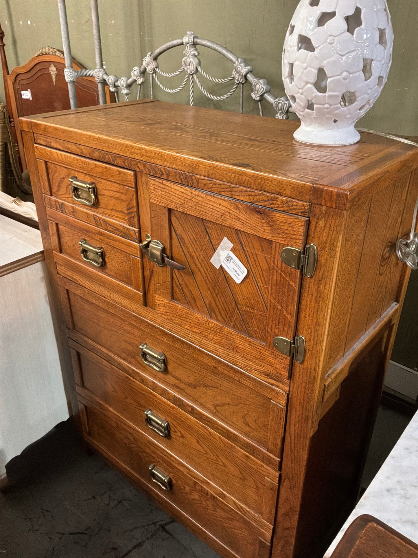 Young Hinkle Oak Chest of Drawers