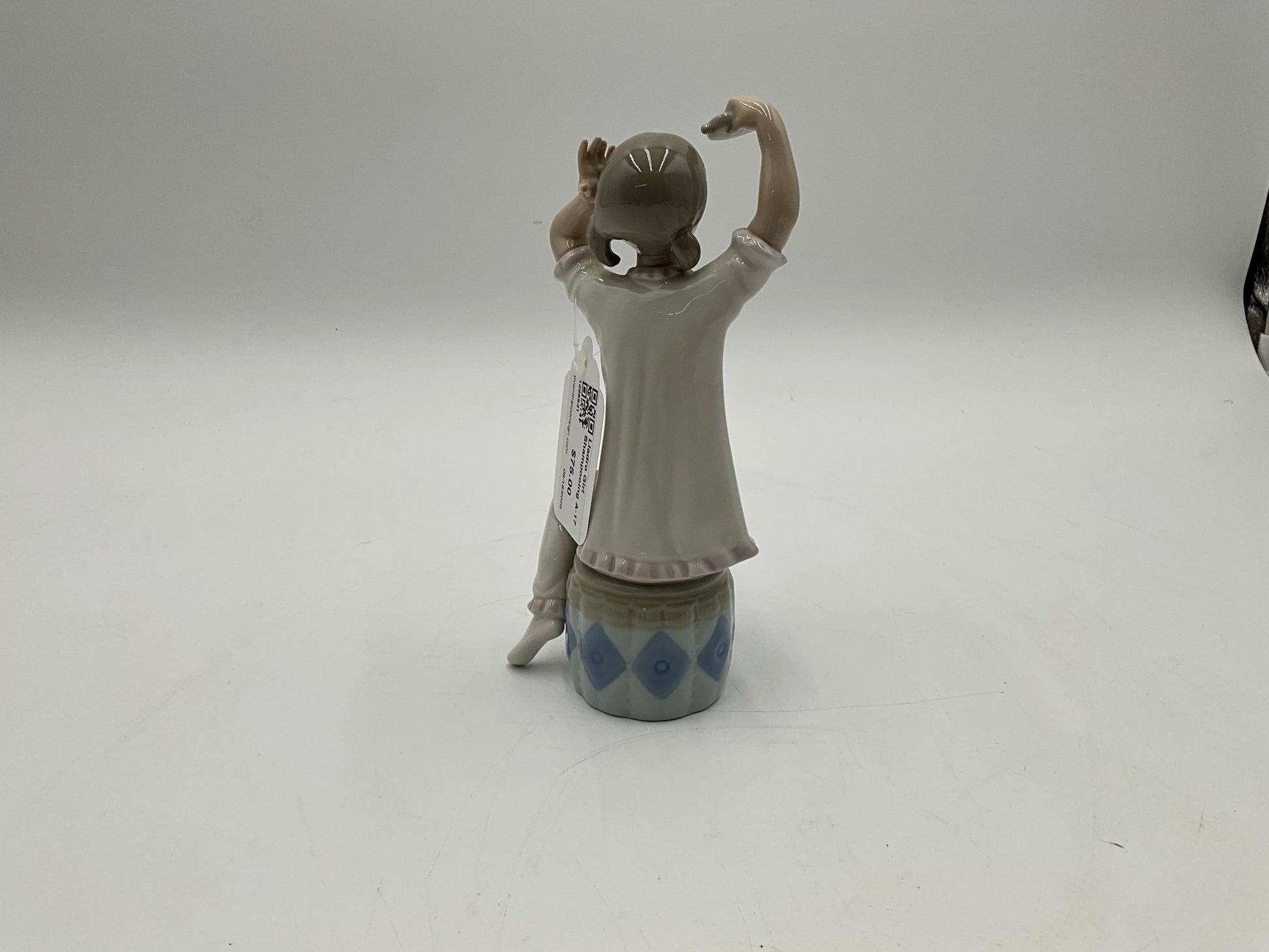 Lladro Girl Shampooing A-17