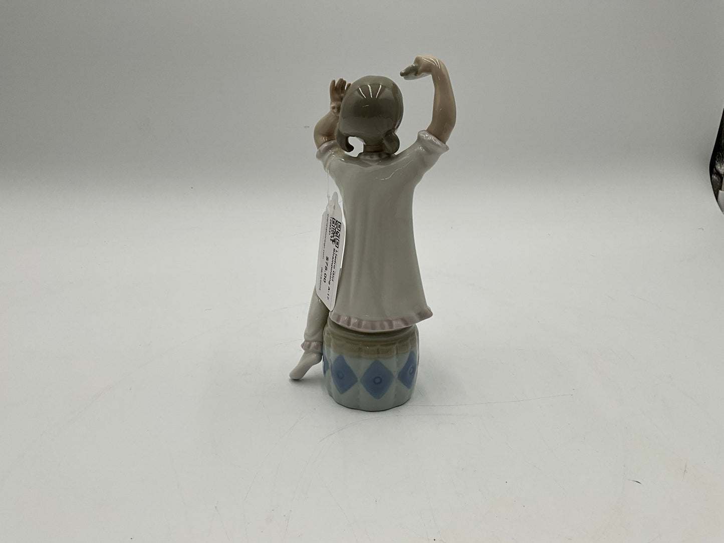 Lladro Girl Shampooing A-17
