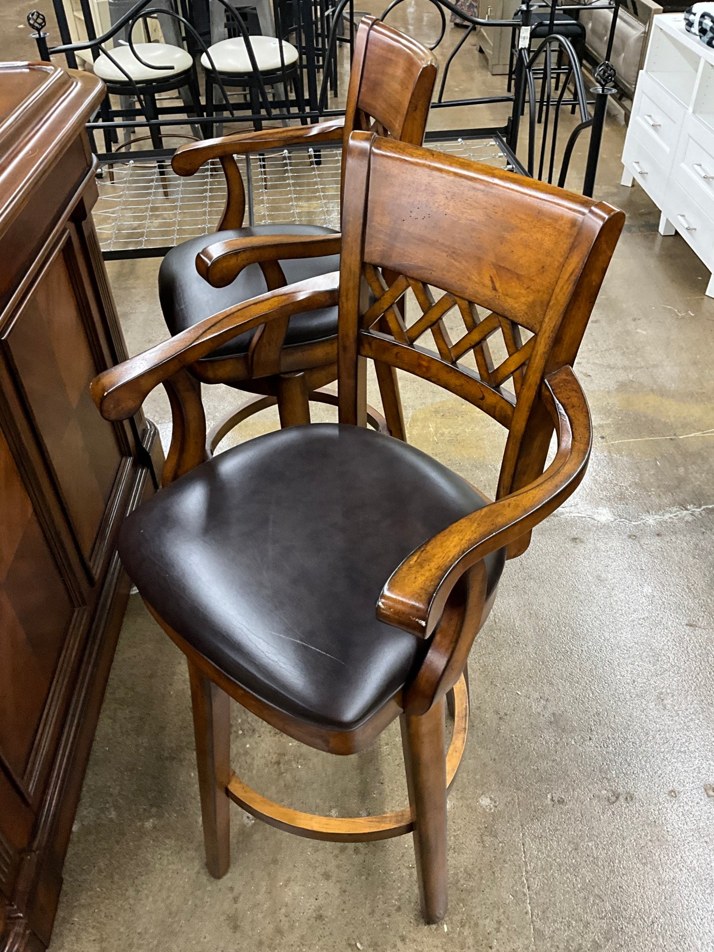 XL Bar w 2 Barstools
