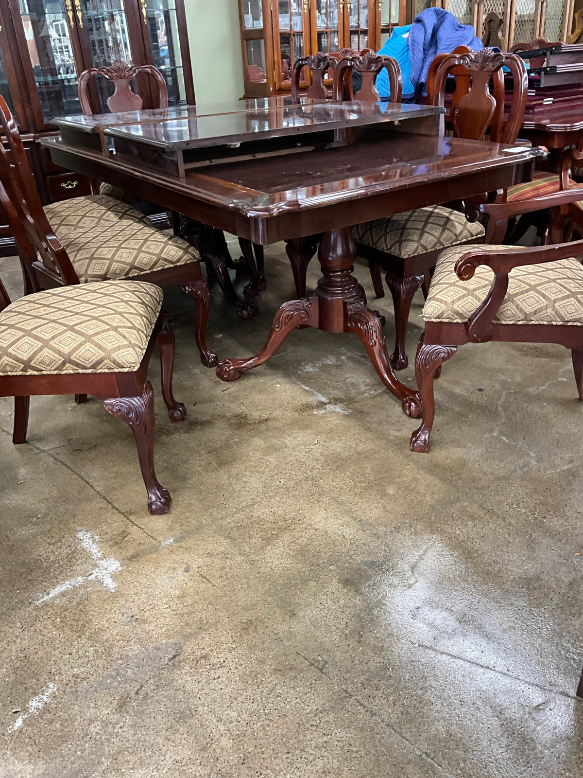 Thomasville Table w/ 8 Chairs & 2 Leaves