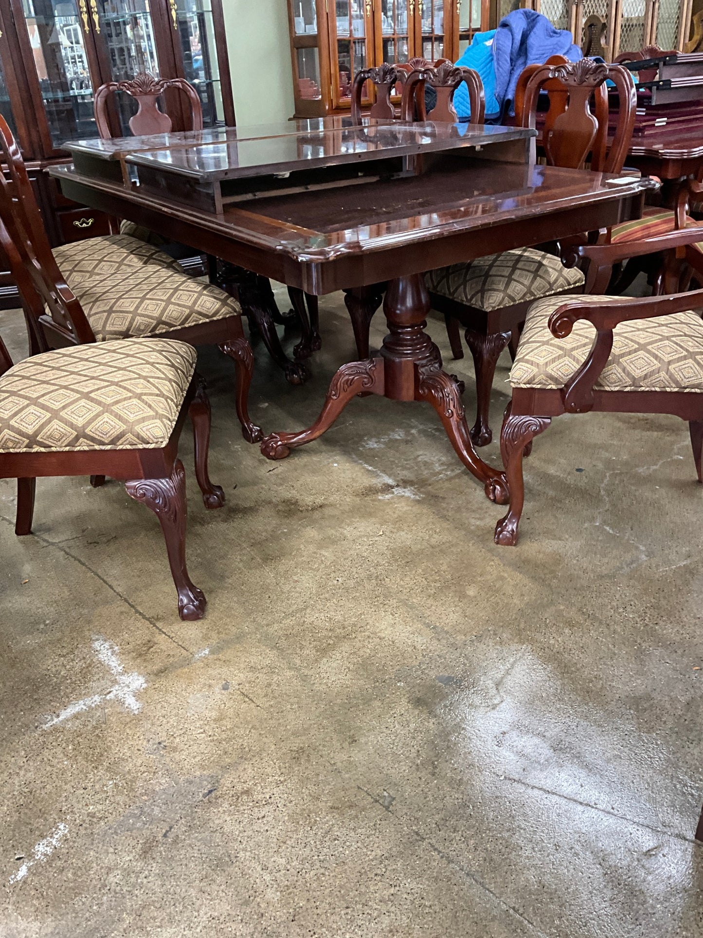 Thomasville Table w/ 8 Chairs & 2 Leaves