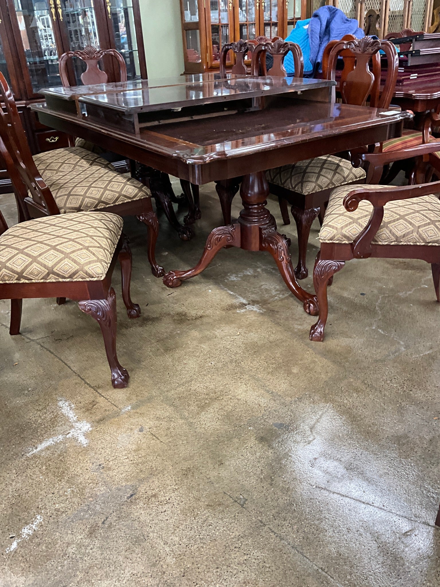 Thomasville Table w/ 8 Chairs & 2 Leaves