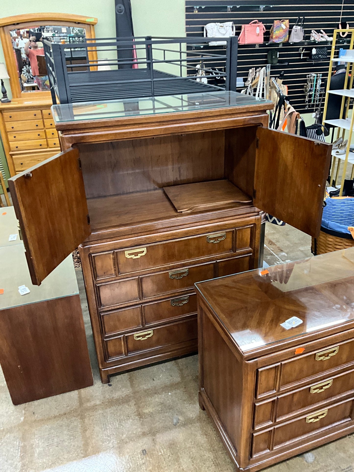 Thomasville Gentlemans Chest w Glass Top