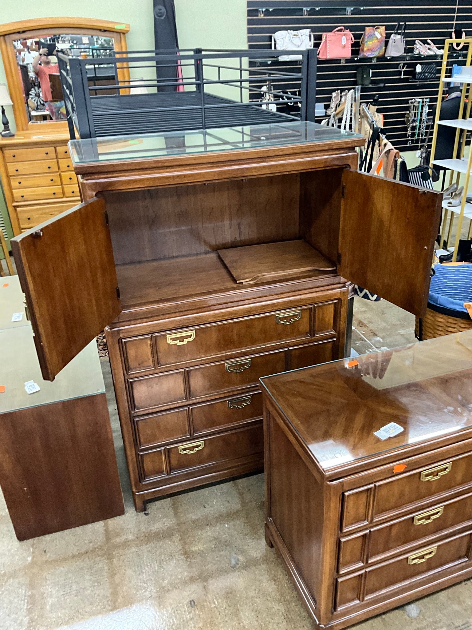 Thomasville Gentlemans Chest w Glass Top