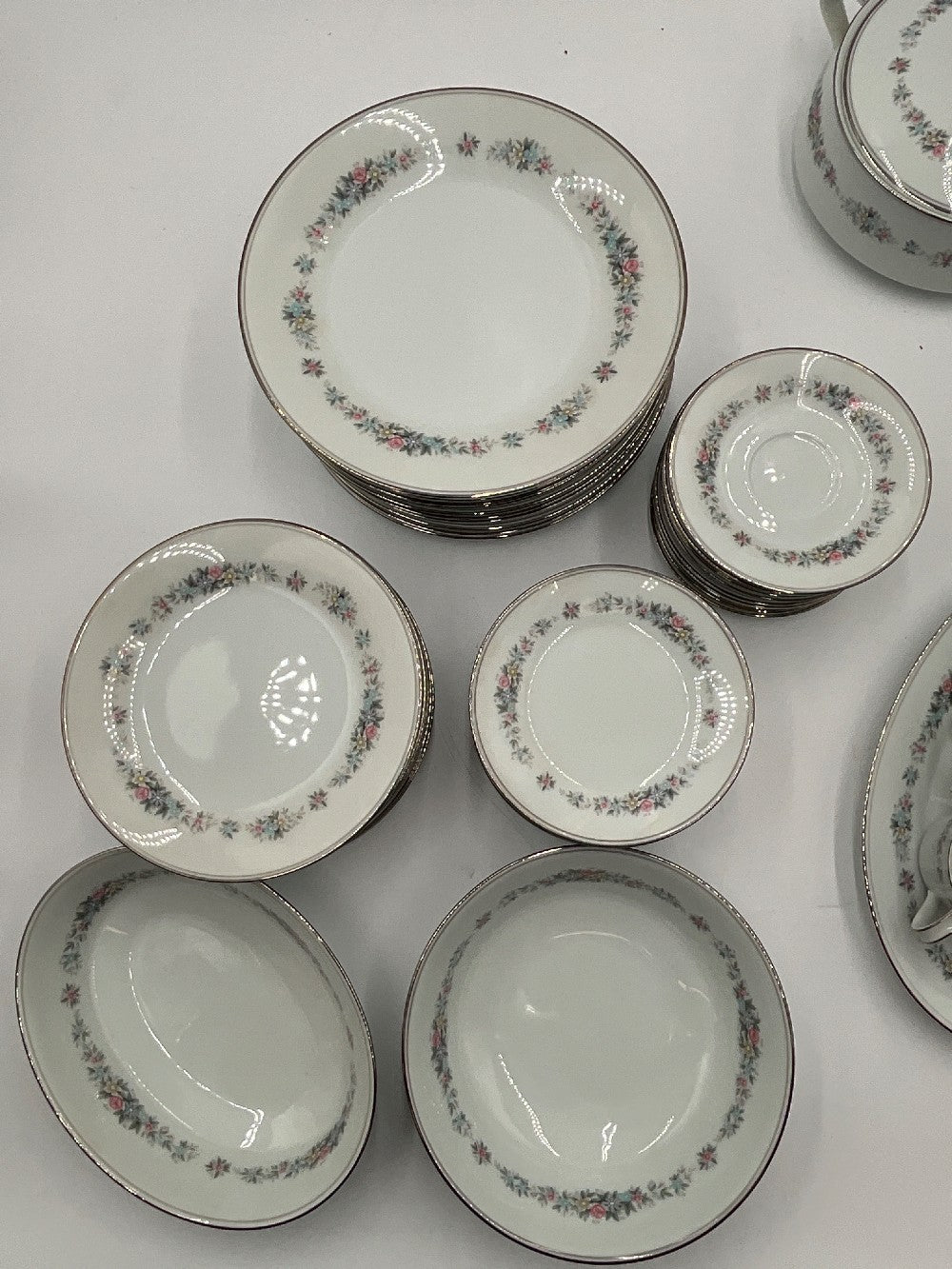 Noritake 11 Pc. Setting W/ 3 Serving Pieces Cynthia Pattern