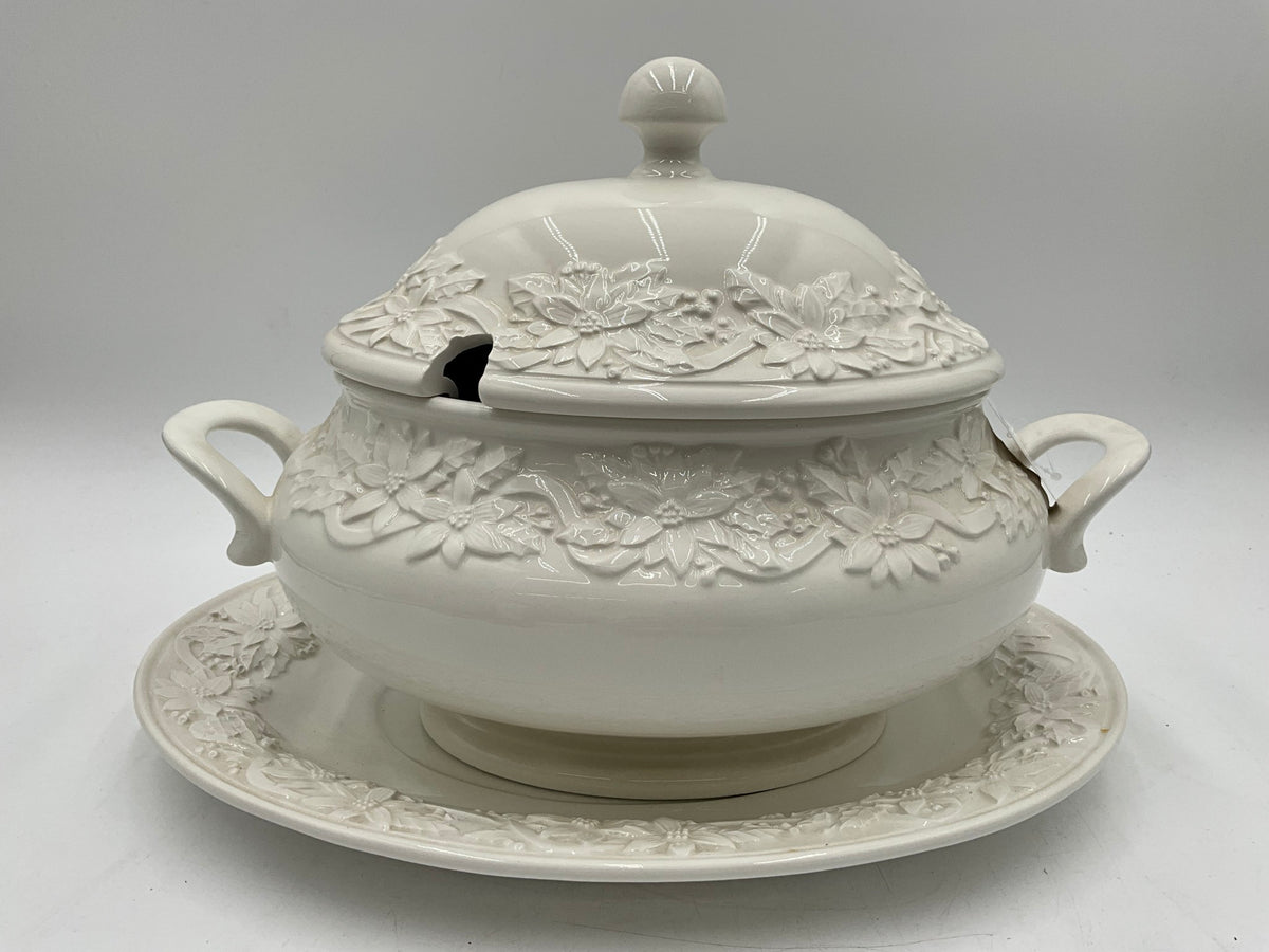 Noble Excellence Soup Tureen w Plate