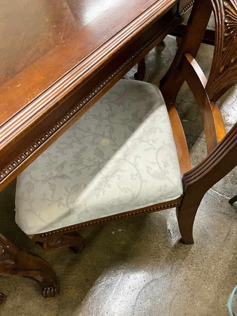 Table w 5 Chairs & Leaf AS IS