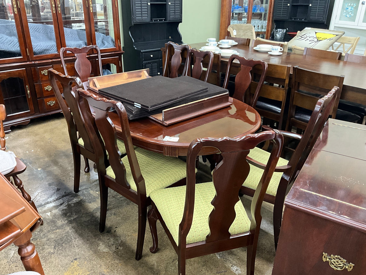 Table with 8 Chairs