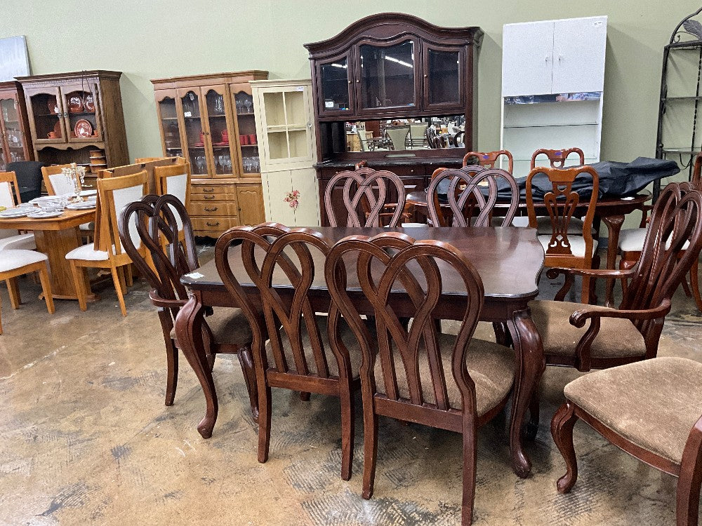 Furniture Fair Table w/ 8 Chairs & 2 Leaves