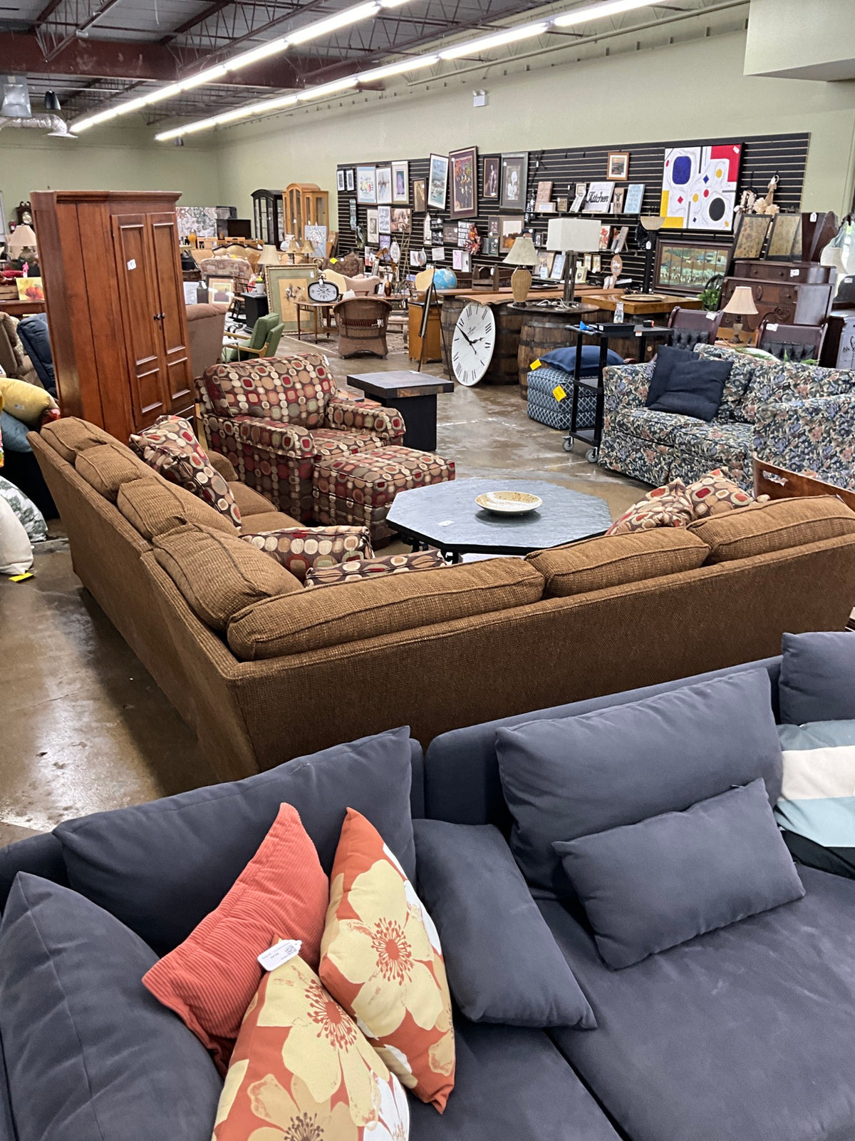 King Hickory Brown Sectional w/ 6 Pillows