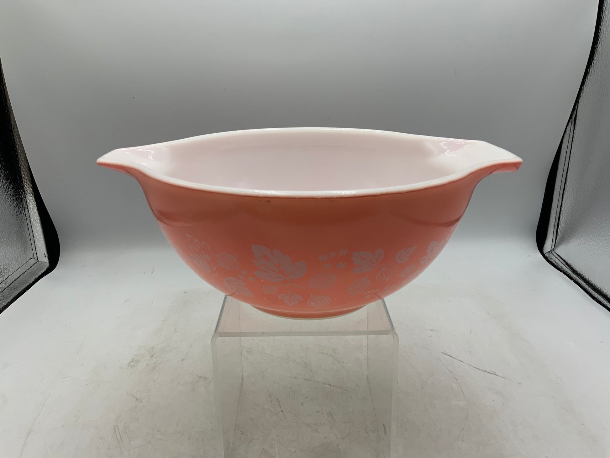 Pyrex Gooseberry 1.5 qt Cinderella Bowl