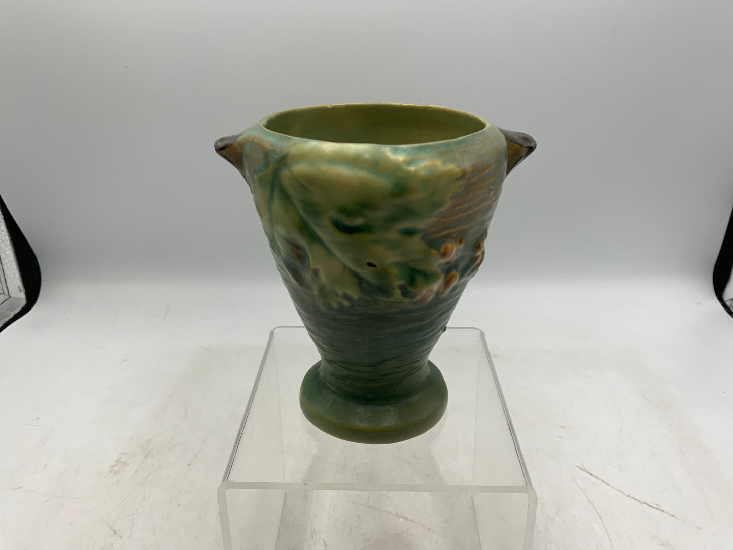 Sm Roseville Bushberry Vase