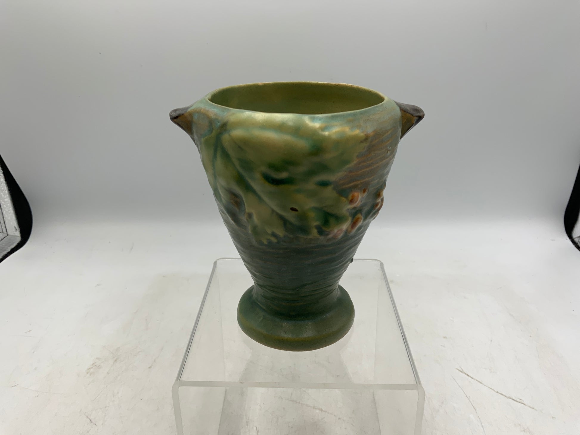 Sm Roseville Bushberry Vase