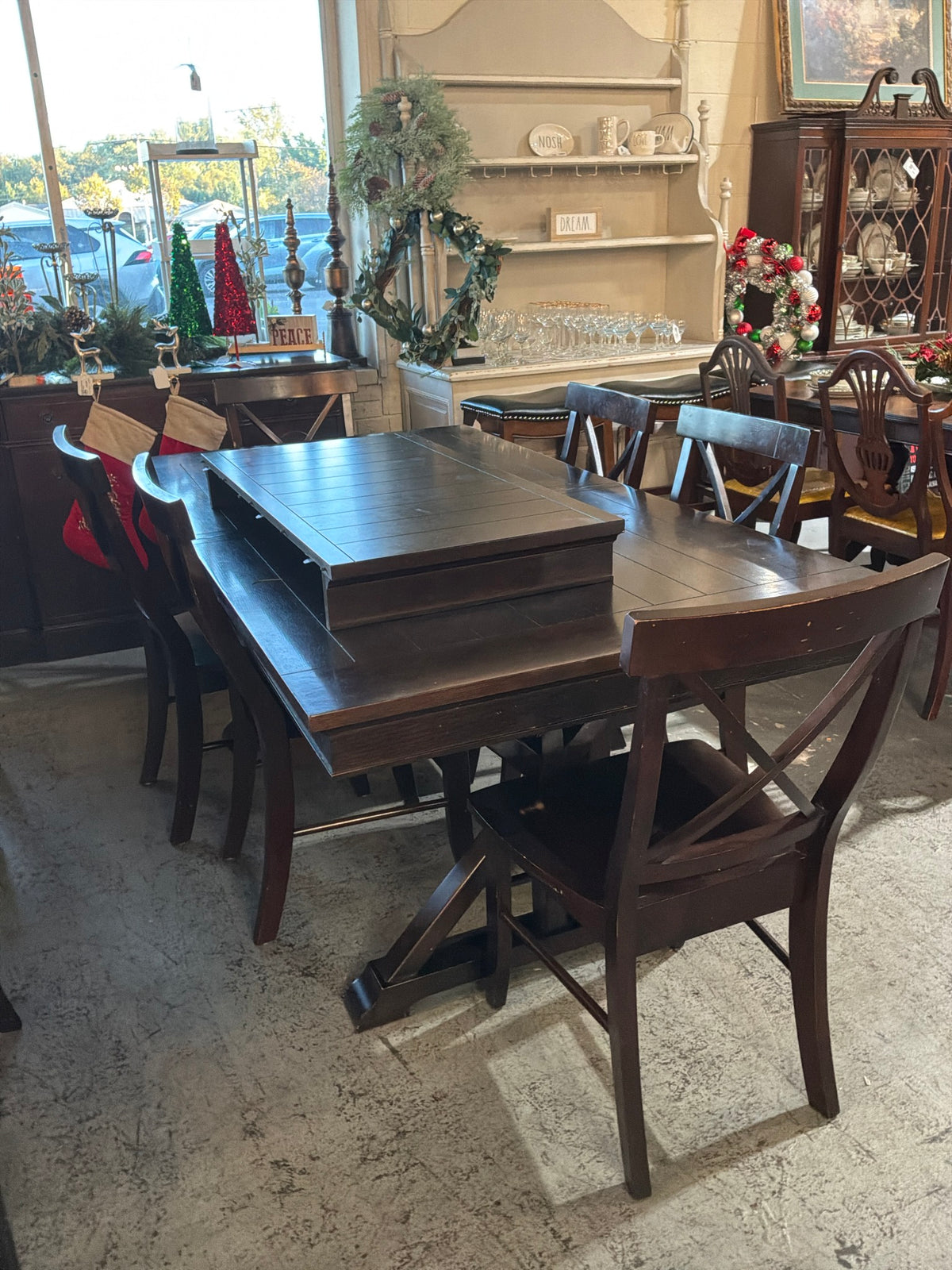 Table W/6 Chairs & Leaf