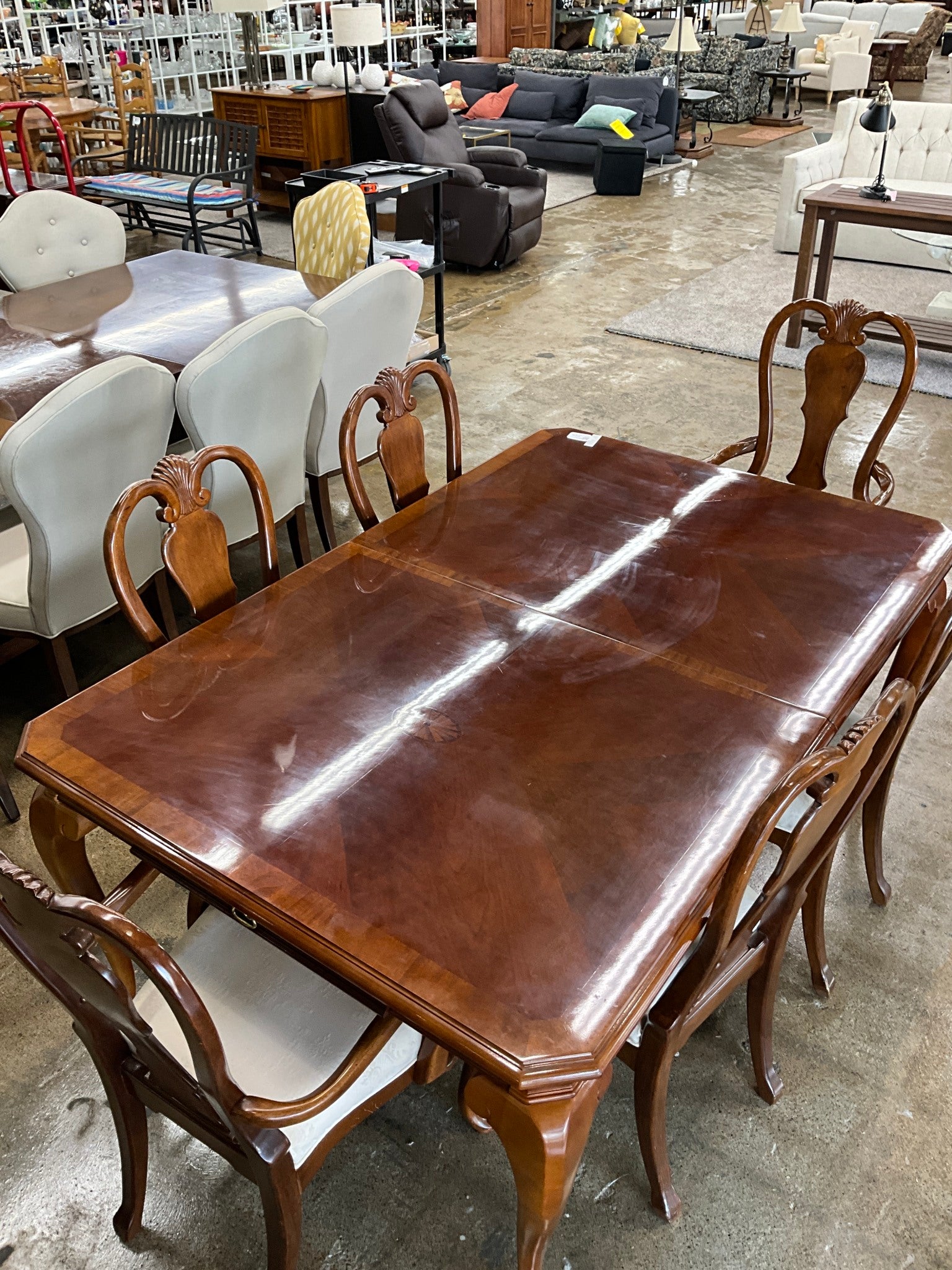Table w/ 6 Chairs & 2 Leaves