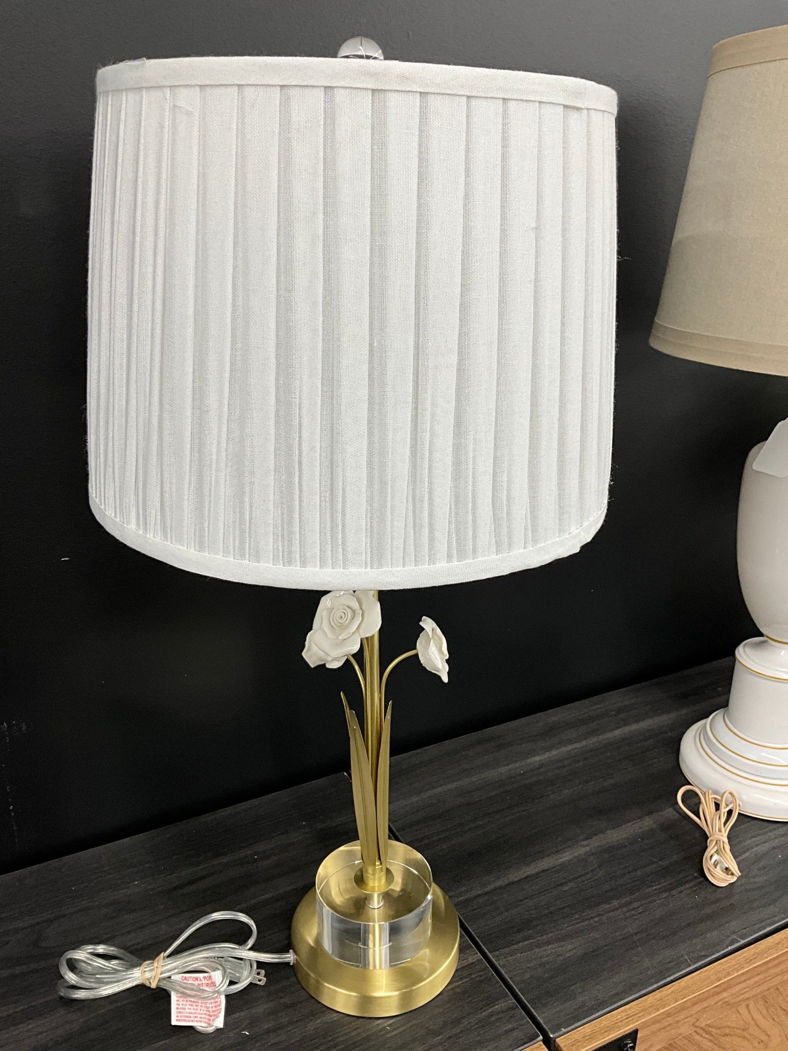 House of HamptonGold Metal Floral Table Lamp