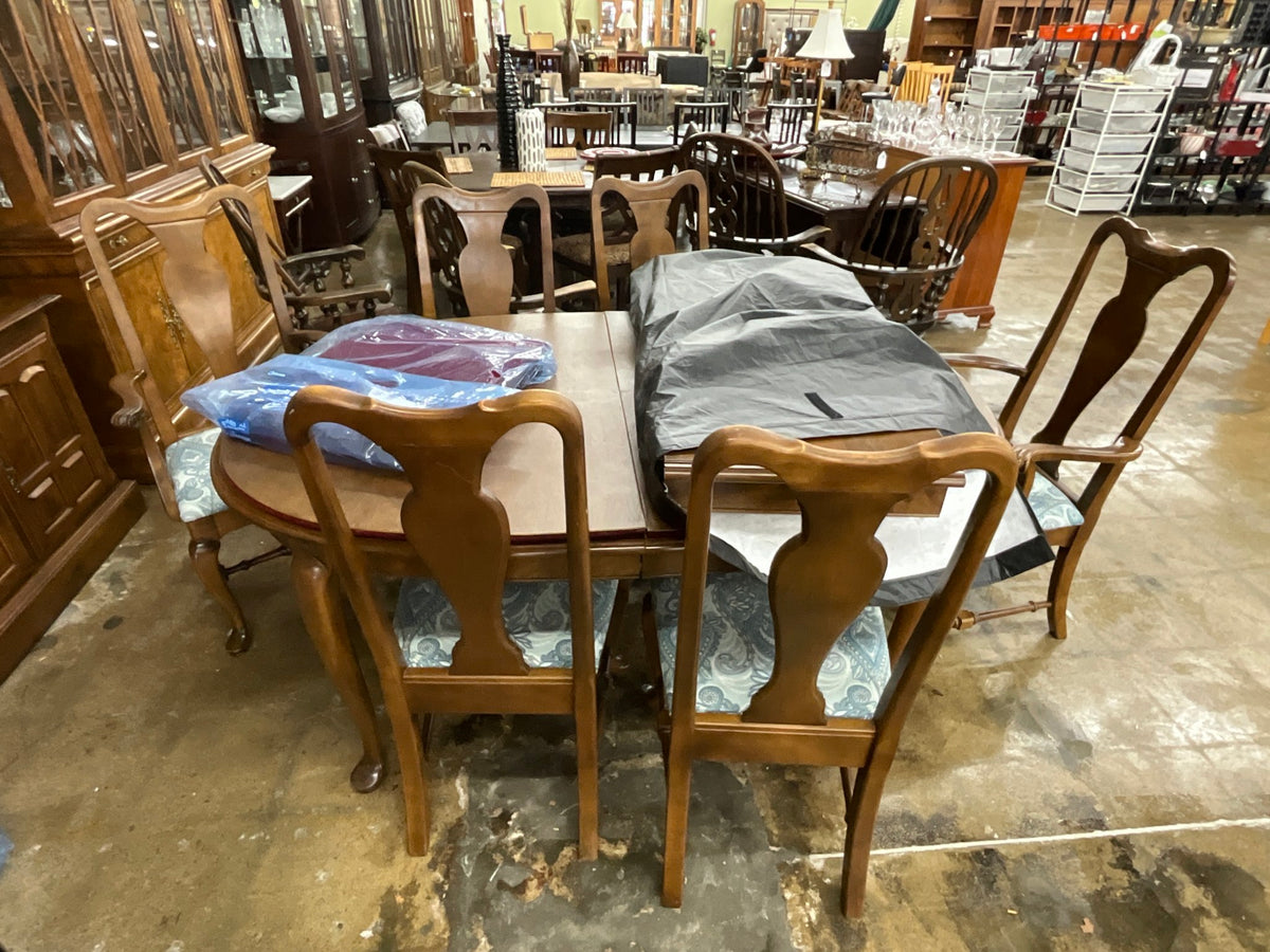 Ethan Allen Table w/ 6 Chairs, 2 Leaves & Pads