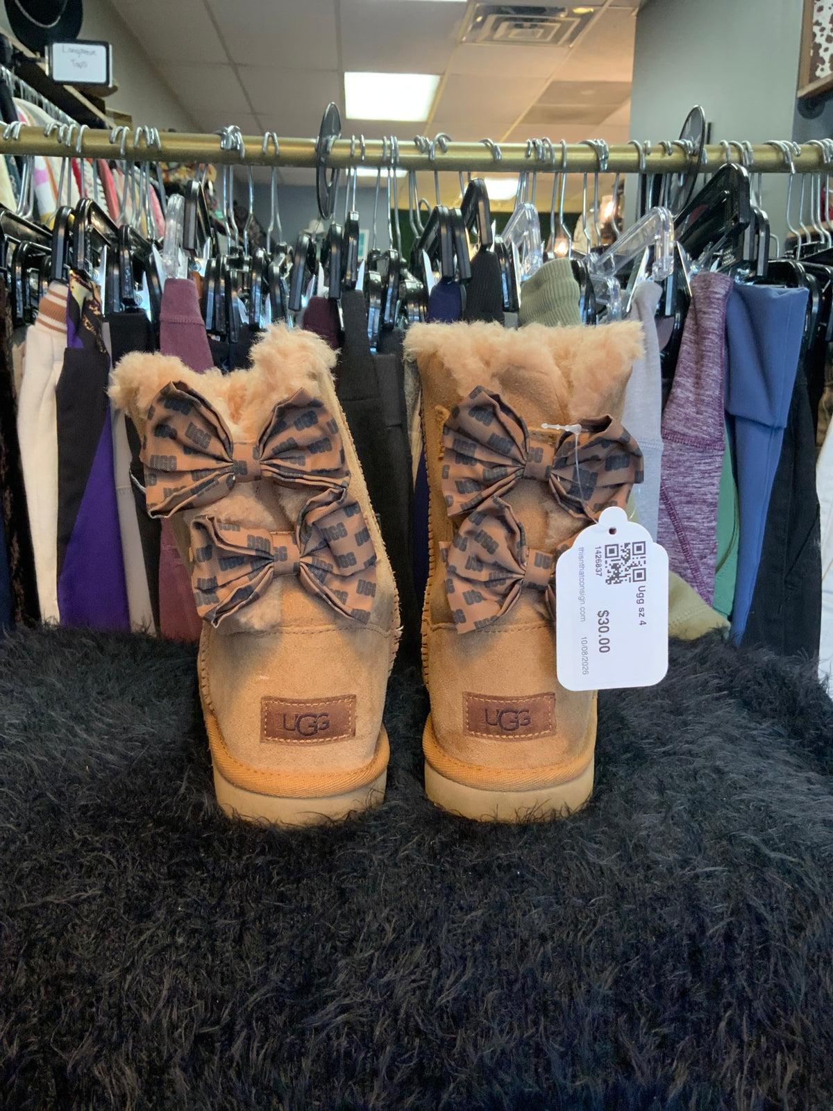 Ugg sz 4 **As Is**