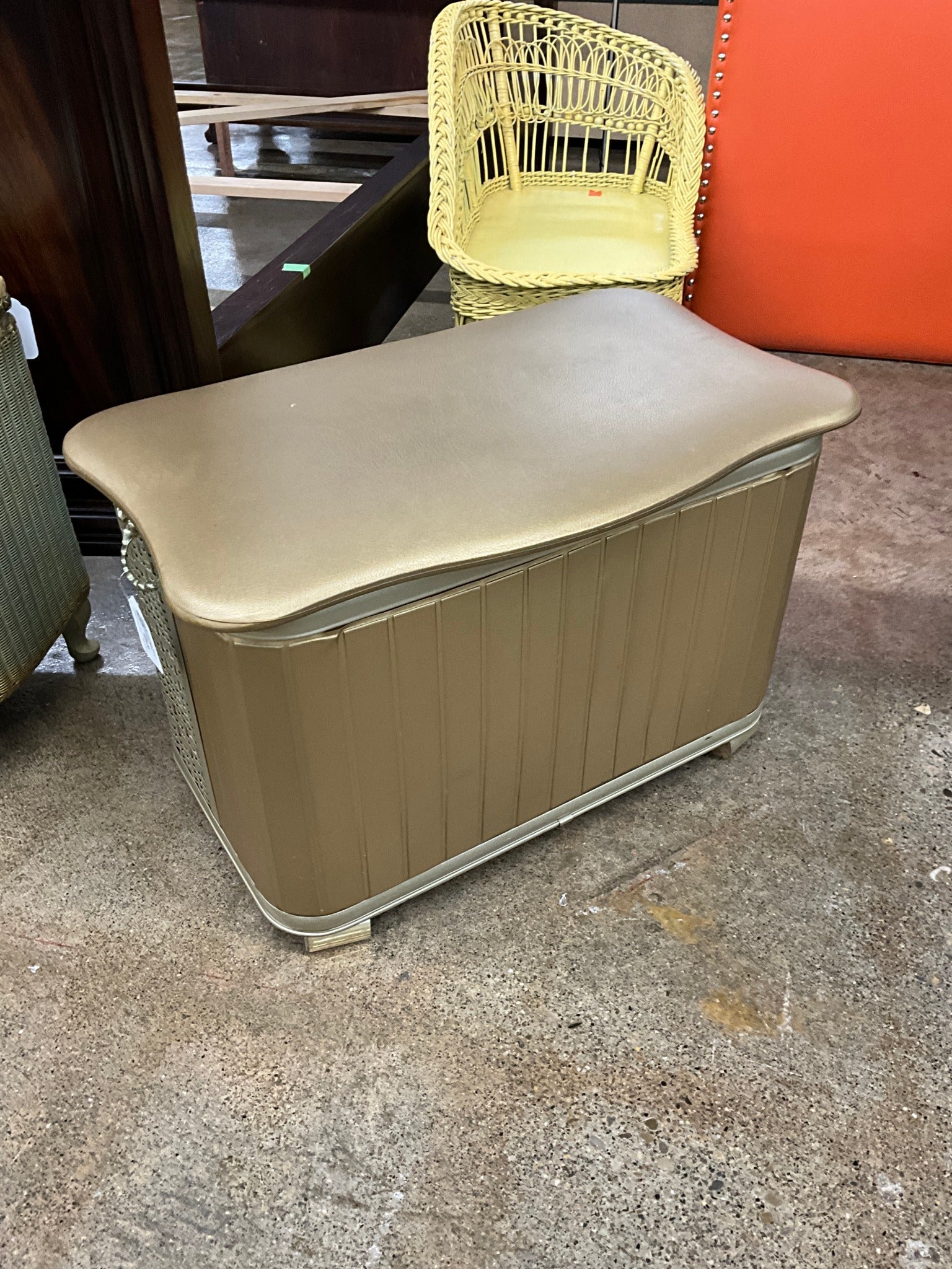 Vintage Pearl Wick Gold Hamper