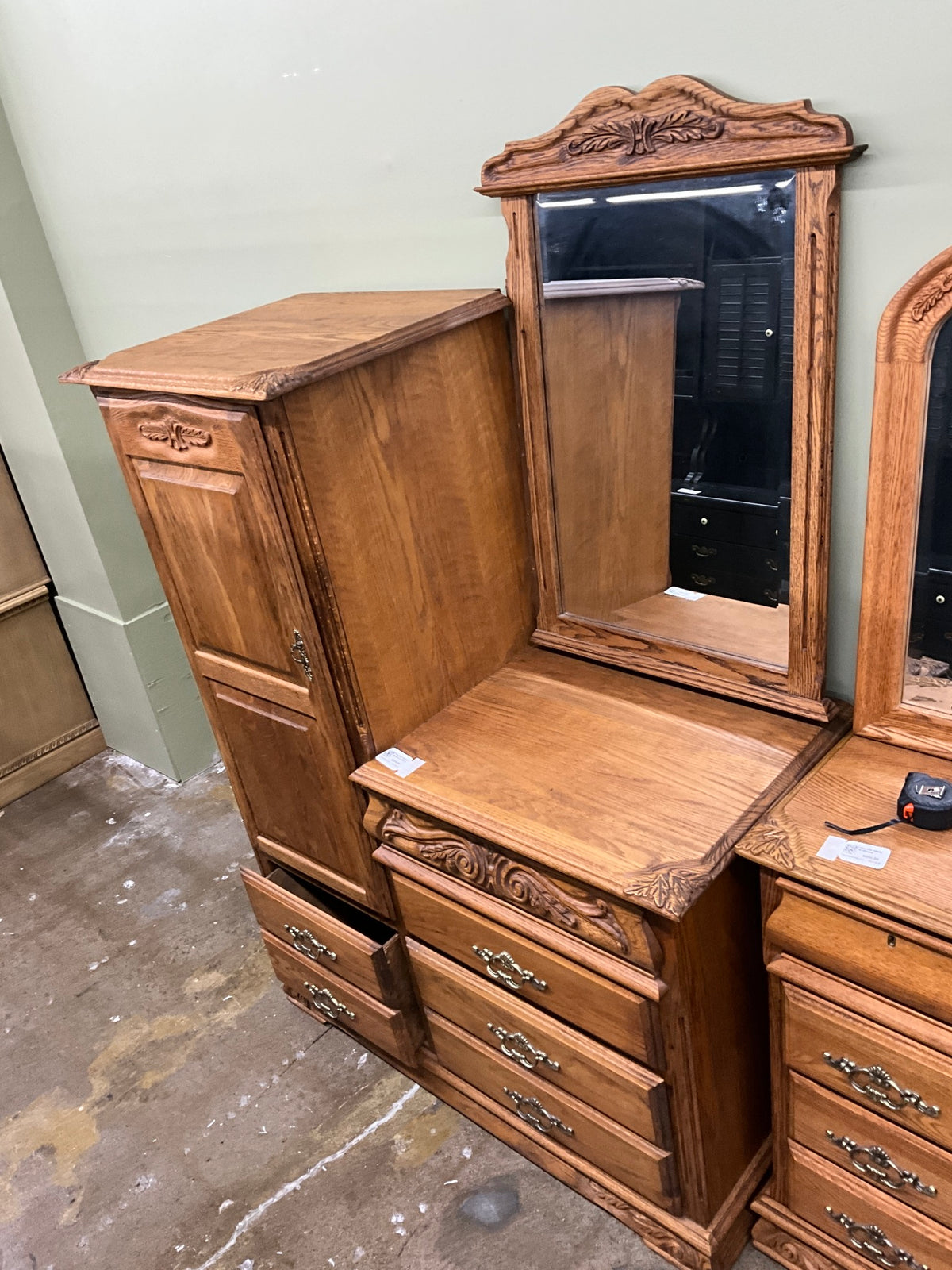 Fine Oak Chest of Drawers w/ Mirror