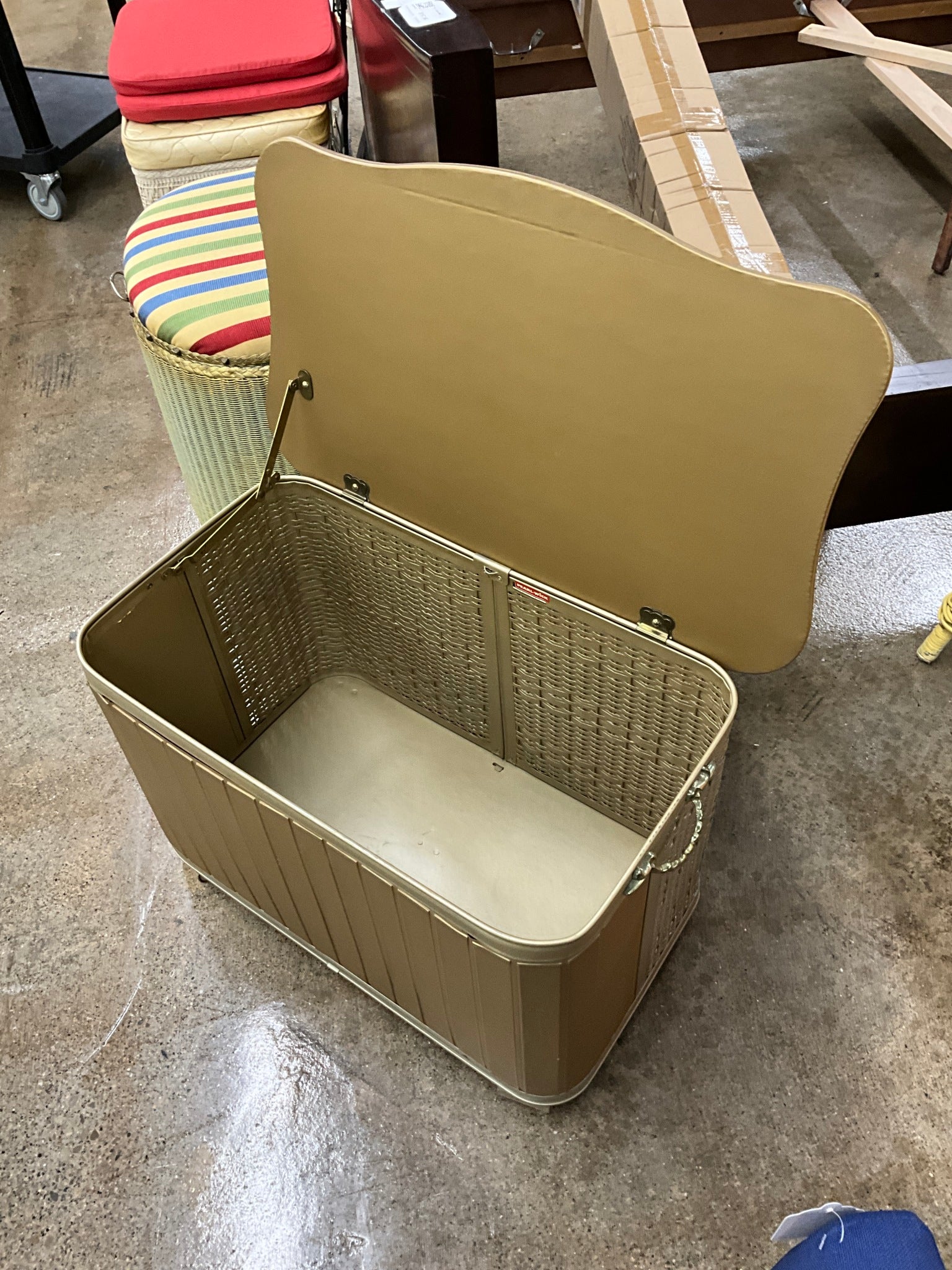 Vintage Pearl Wick Gold Hamper
