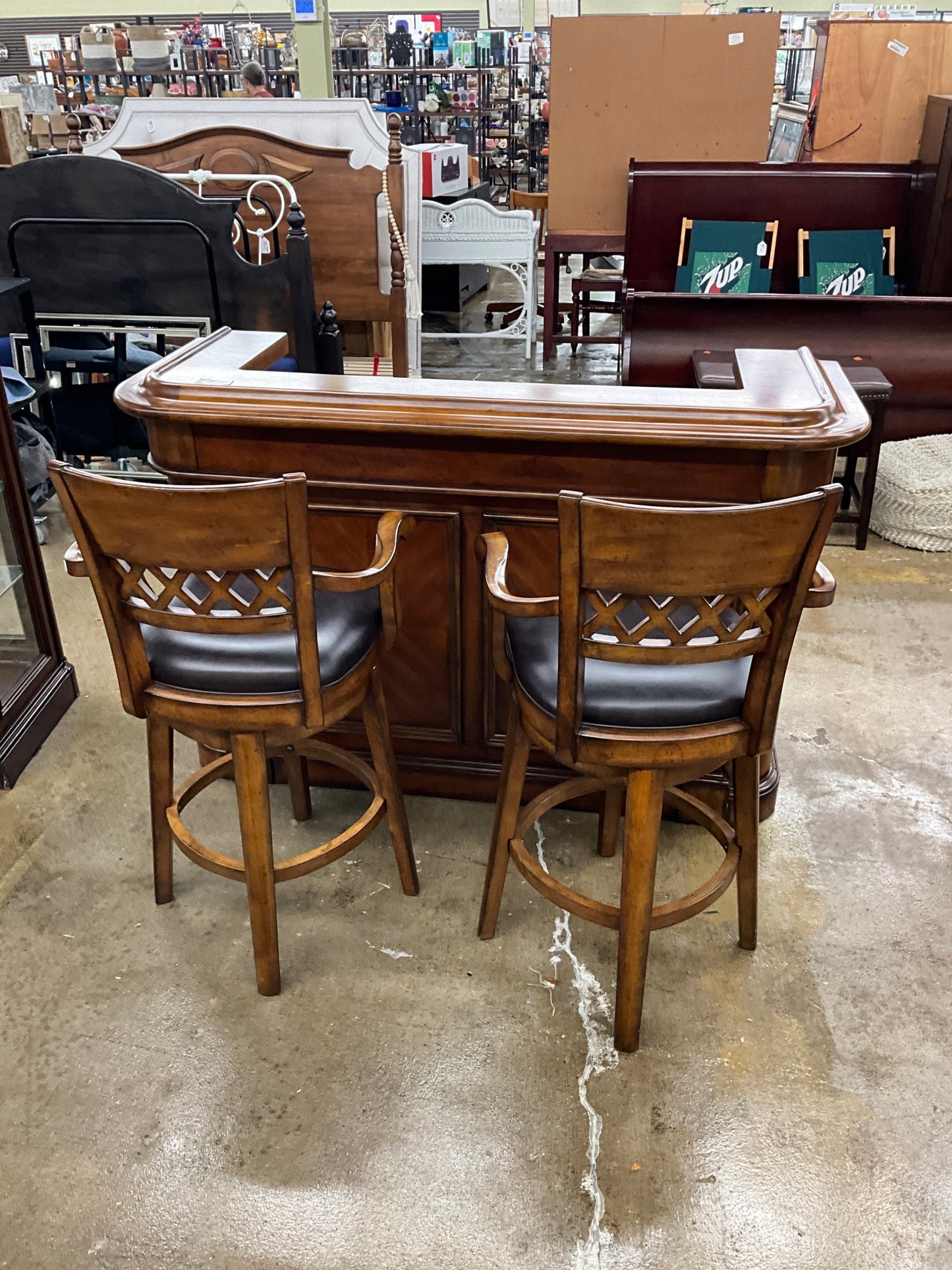 XL Bar w 2 Barstools