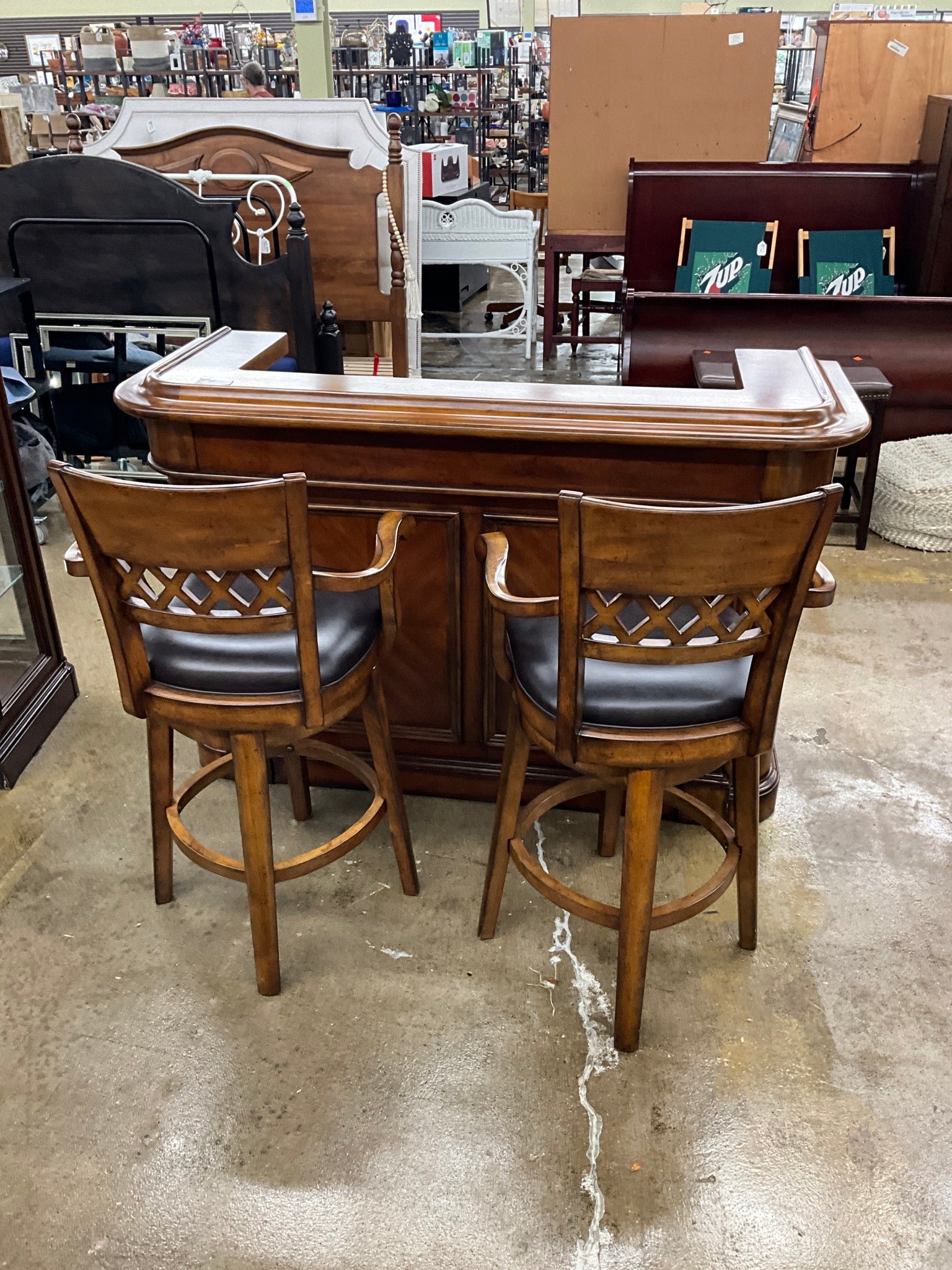 XL Bar w 2 Barstools