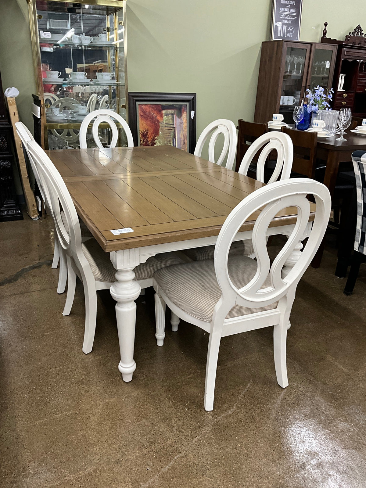 Universal Furniture Table w/ 6 Chairs & 2 Leaves