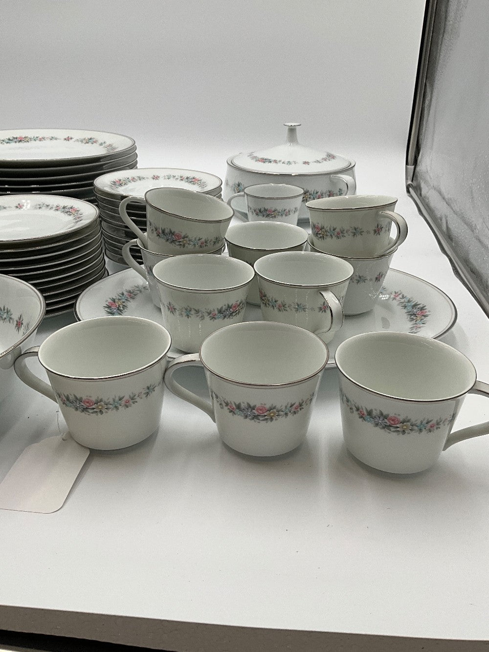 Noritake 11 Pc. Setting W/ 3 Serving Pieces Cynthia Pattern