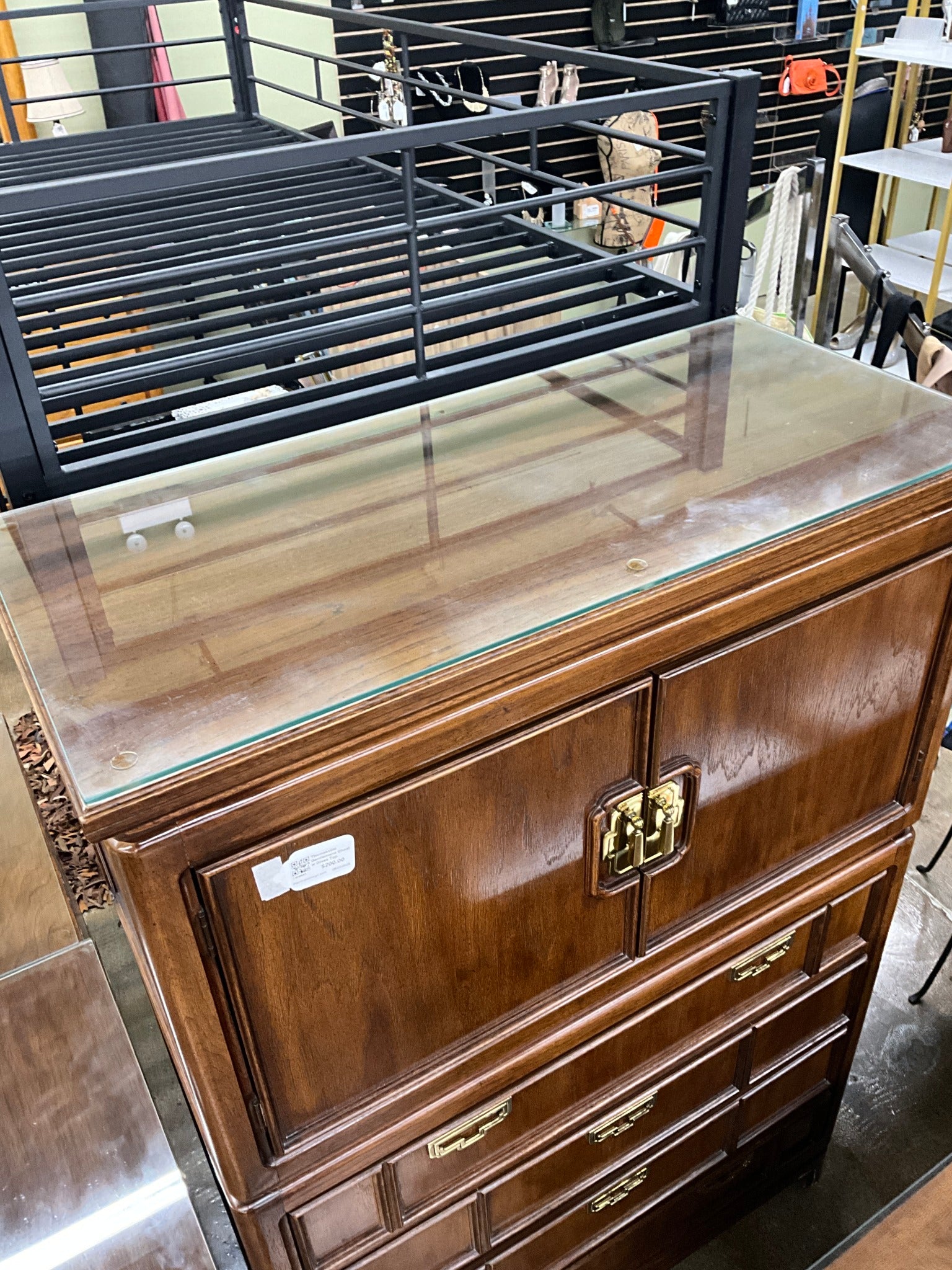 Thomasville Gentlemans Chest w Glass Top