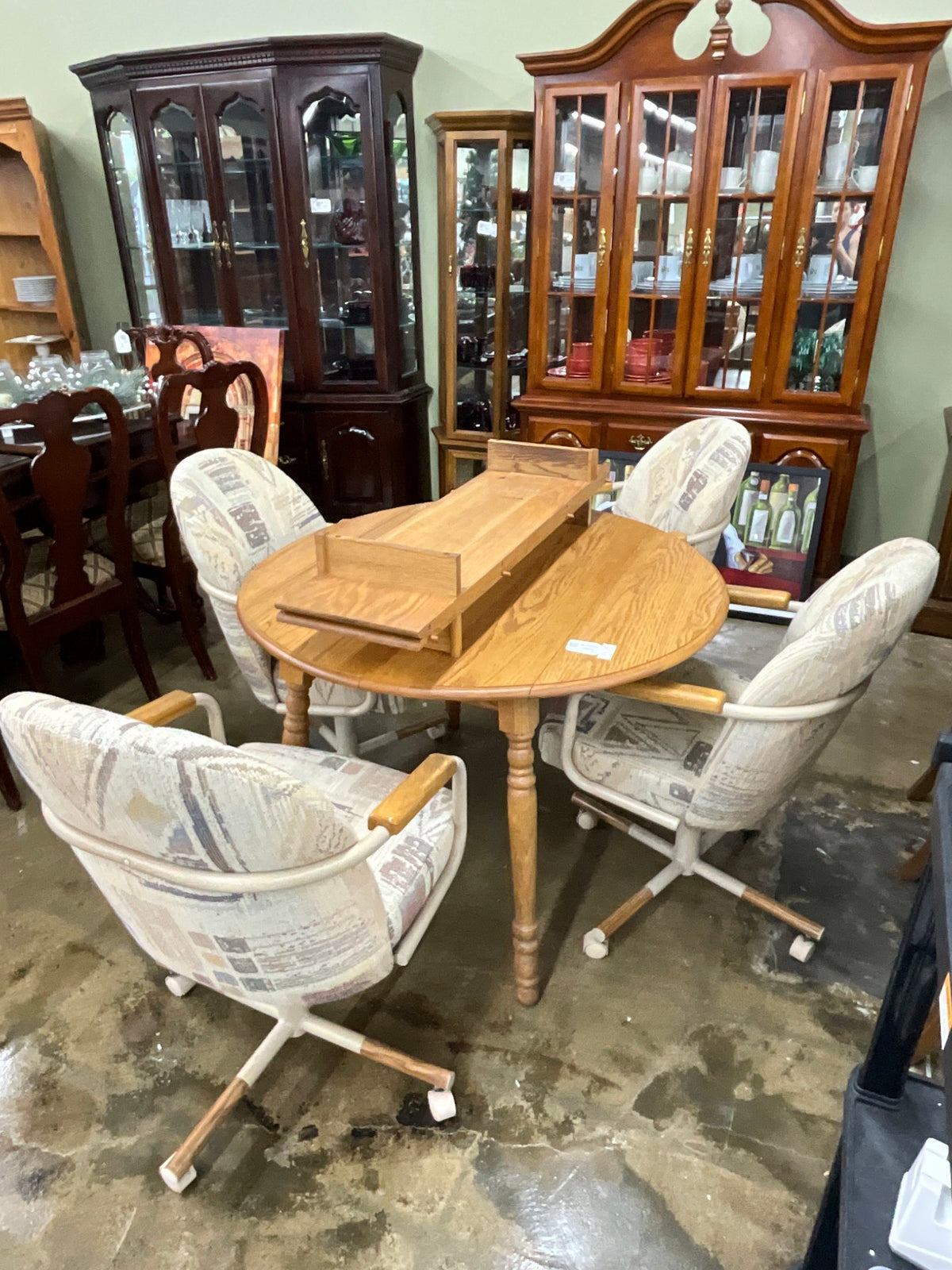 Light Table with 4 Chairs on Casters