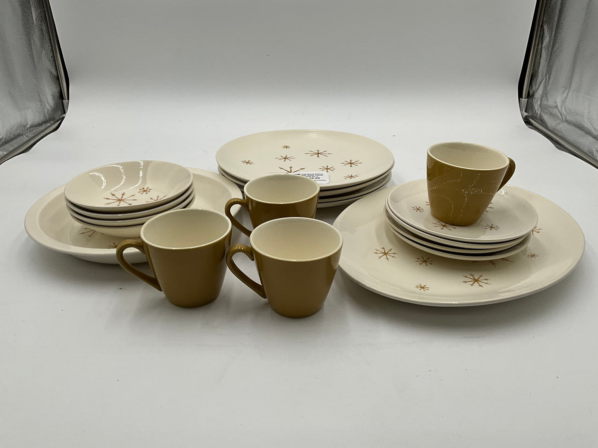 Vtg Royal China Star Glow Place Setting for 4