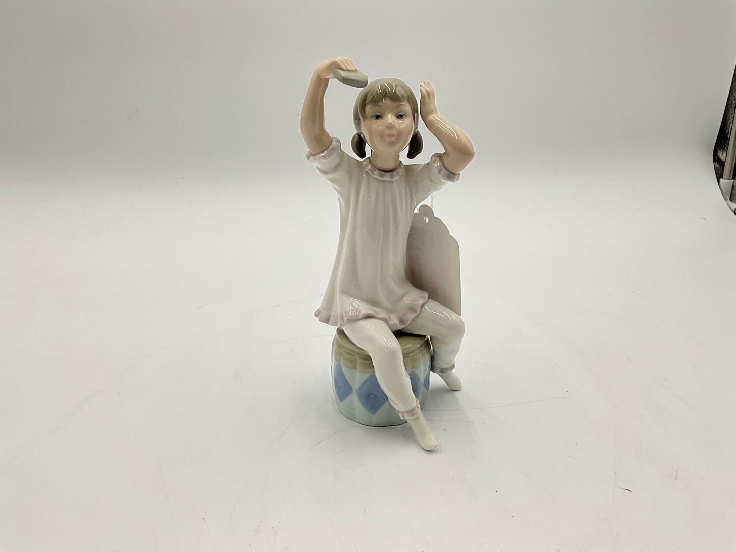 Lladro Girl Shampooing A-17