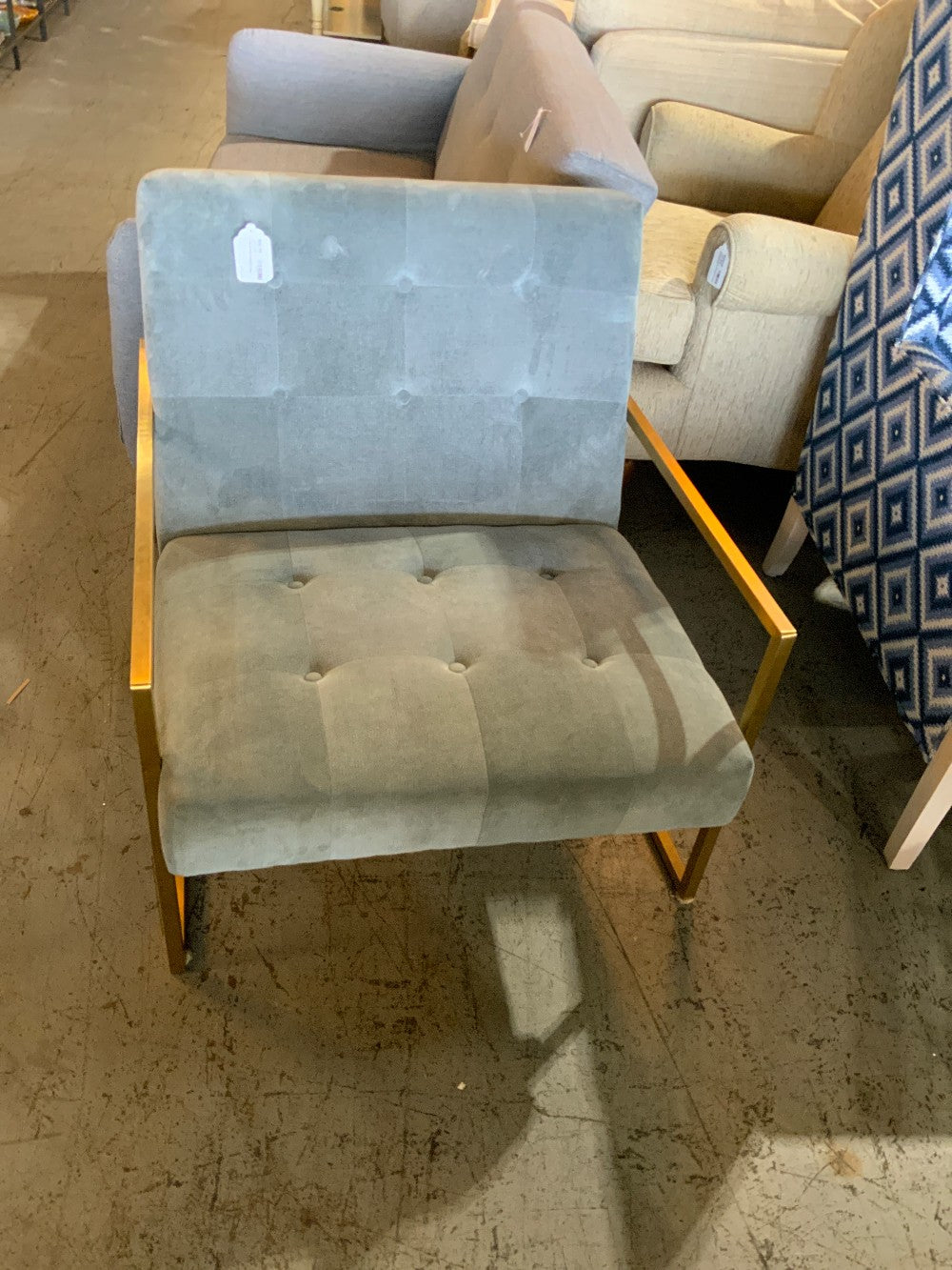 BROKEN>>>>>Gray & Gold Accent Chair