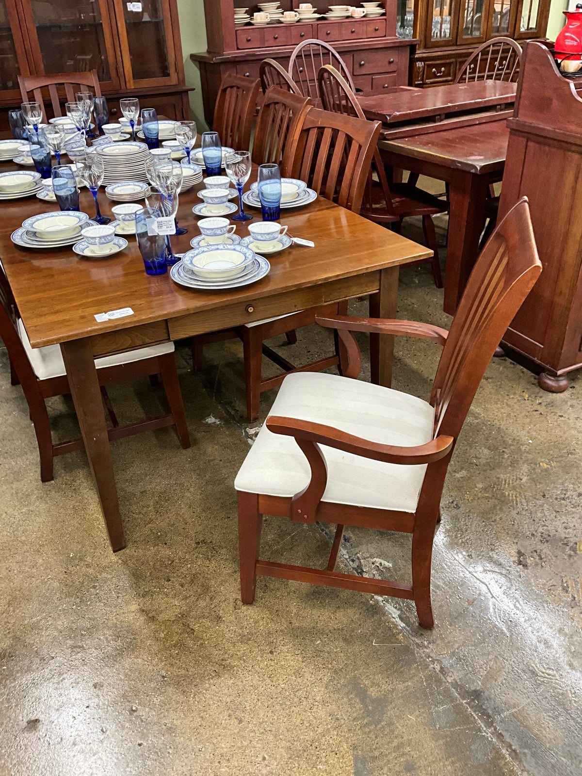 Kincaid Table w/ 2 Leaves & 8 Chairs