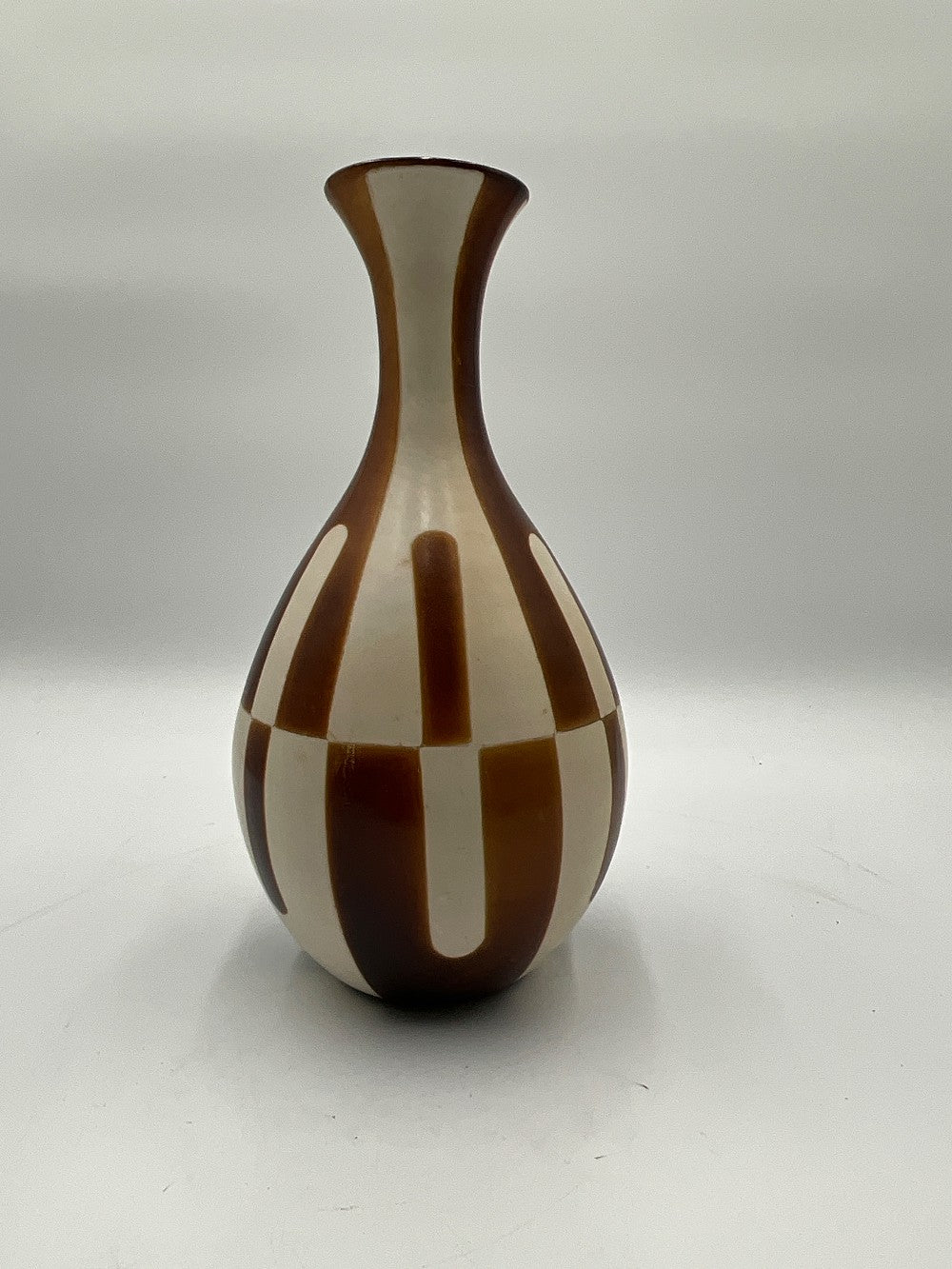 Vintage 2005 Chulucanas Perivian Bud Pottery Vase