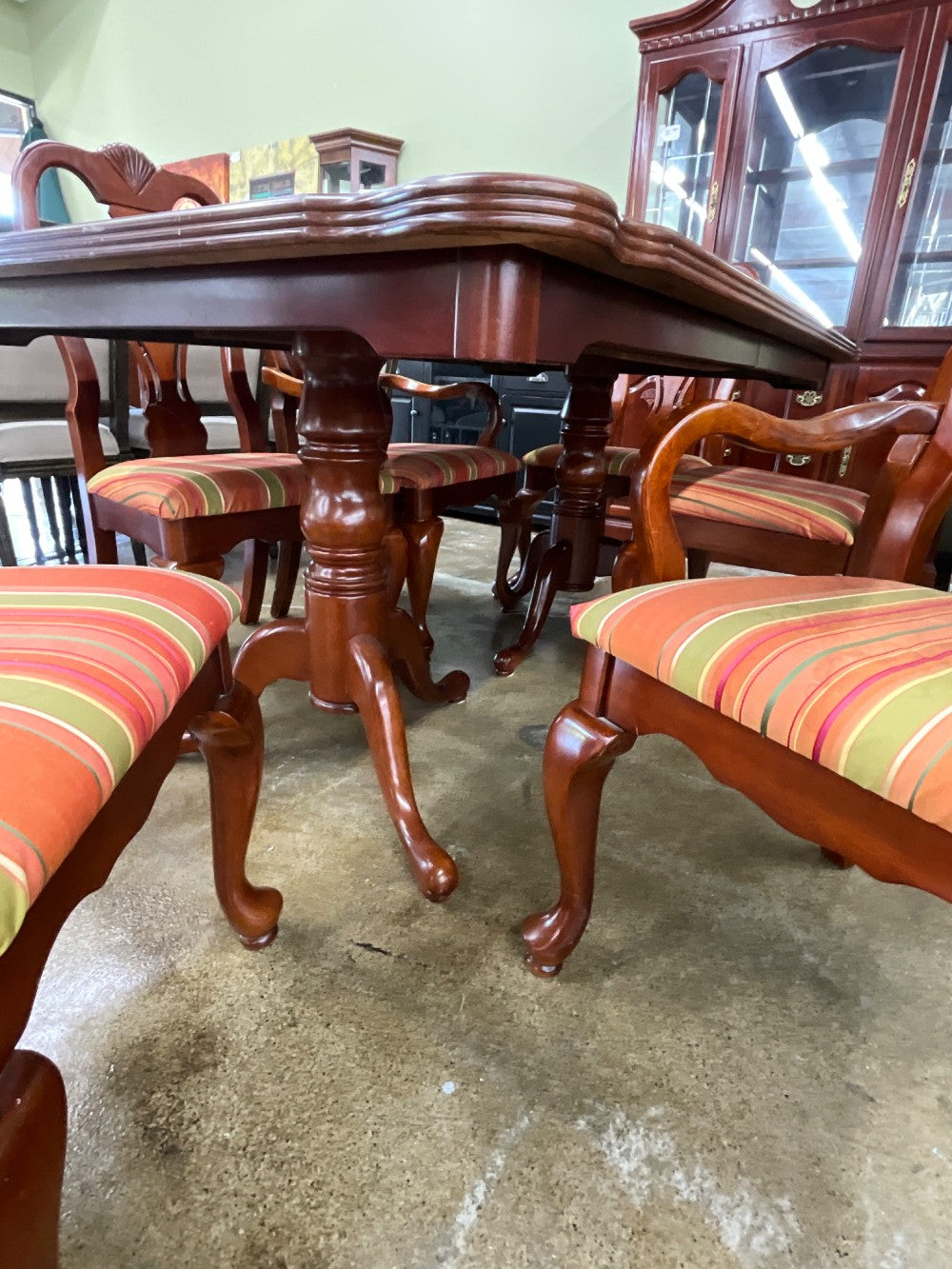 Furniture Fair Table w/ 6 Chairs & Pads &  Leafs