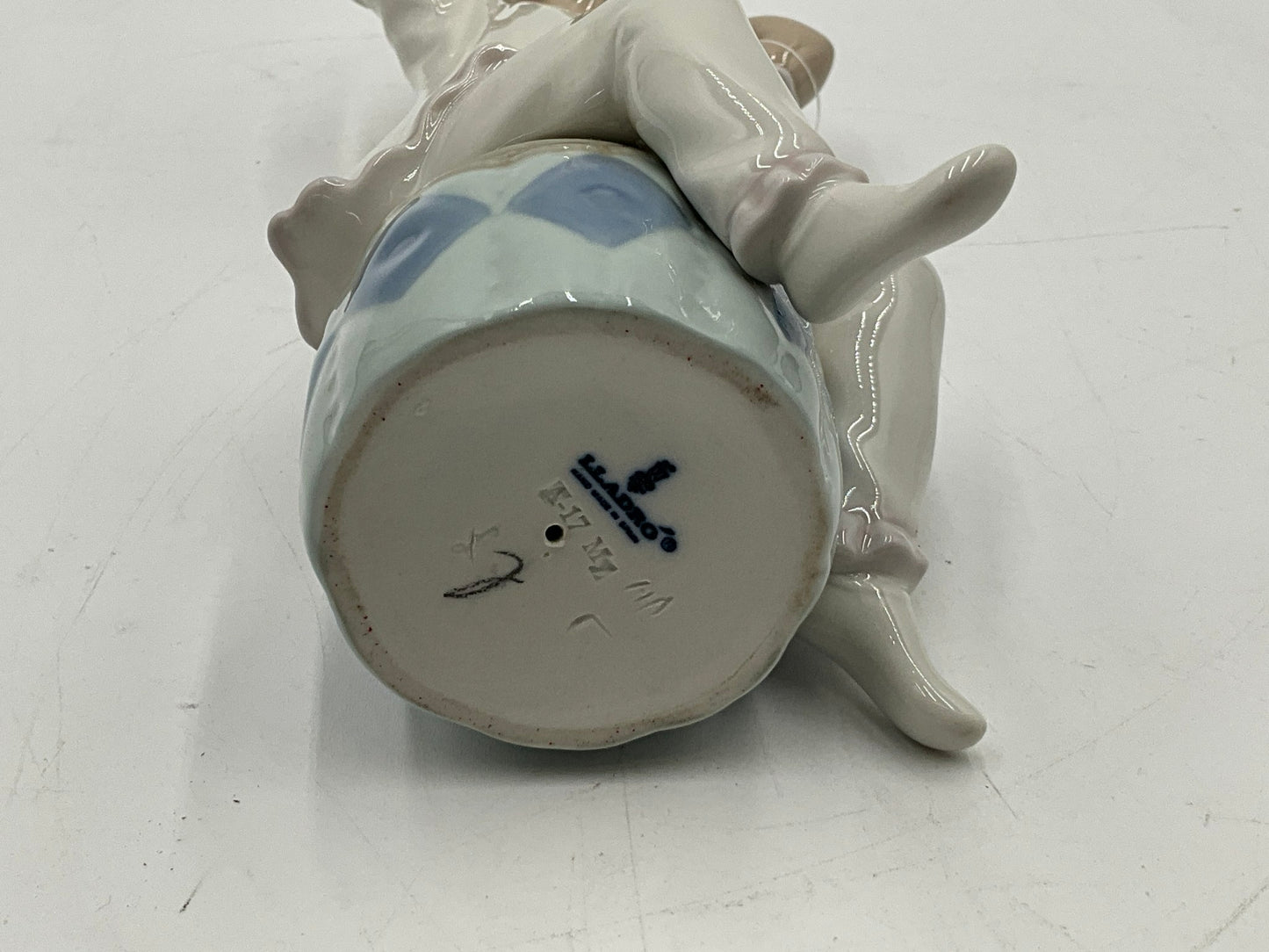 Lladro Girl Shampooing A-17