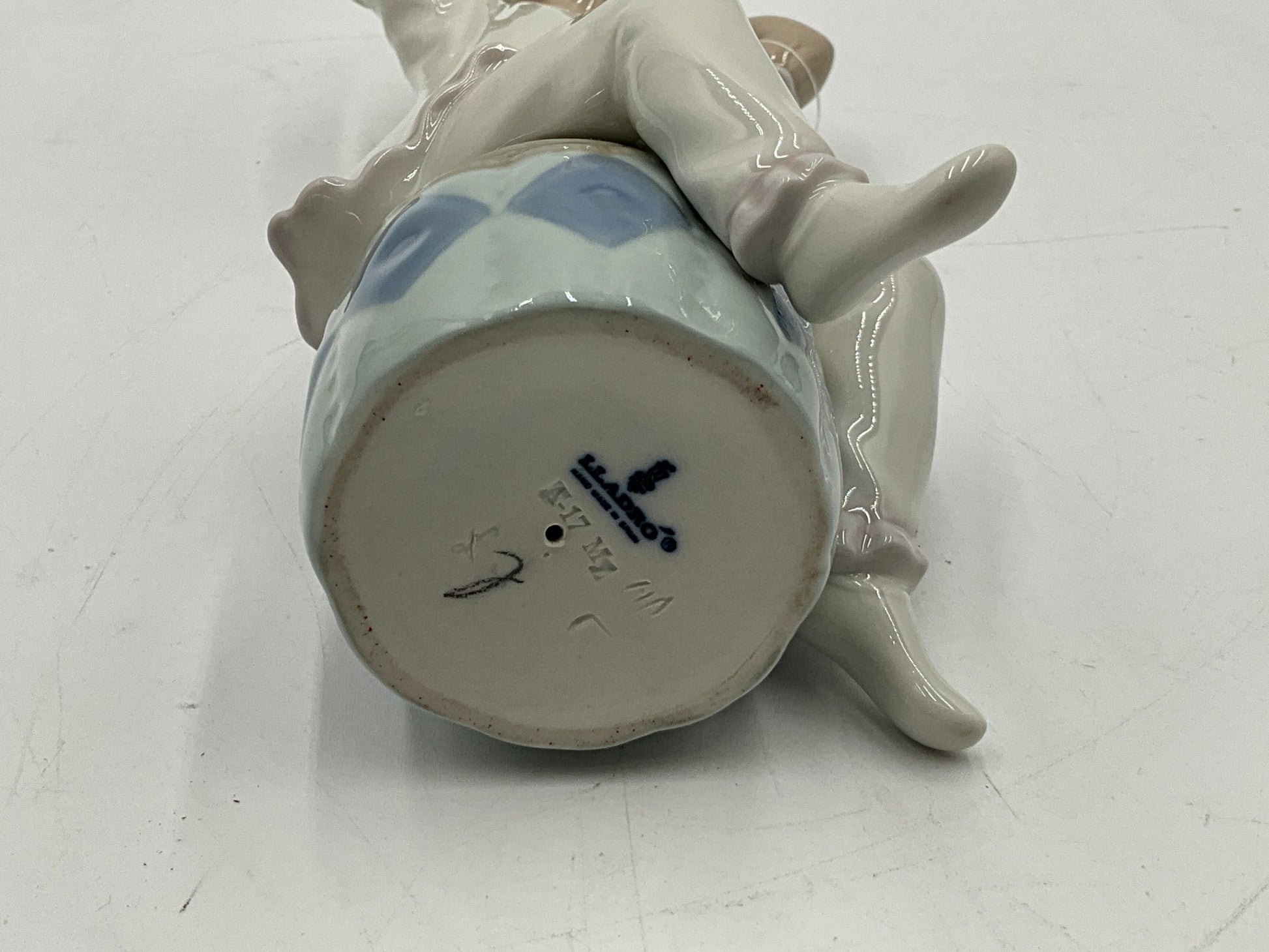 Lladro Girl Shampooing A-17