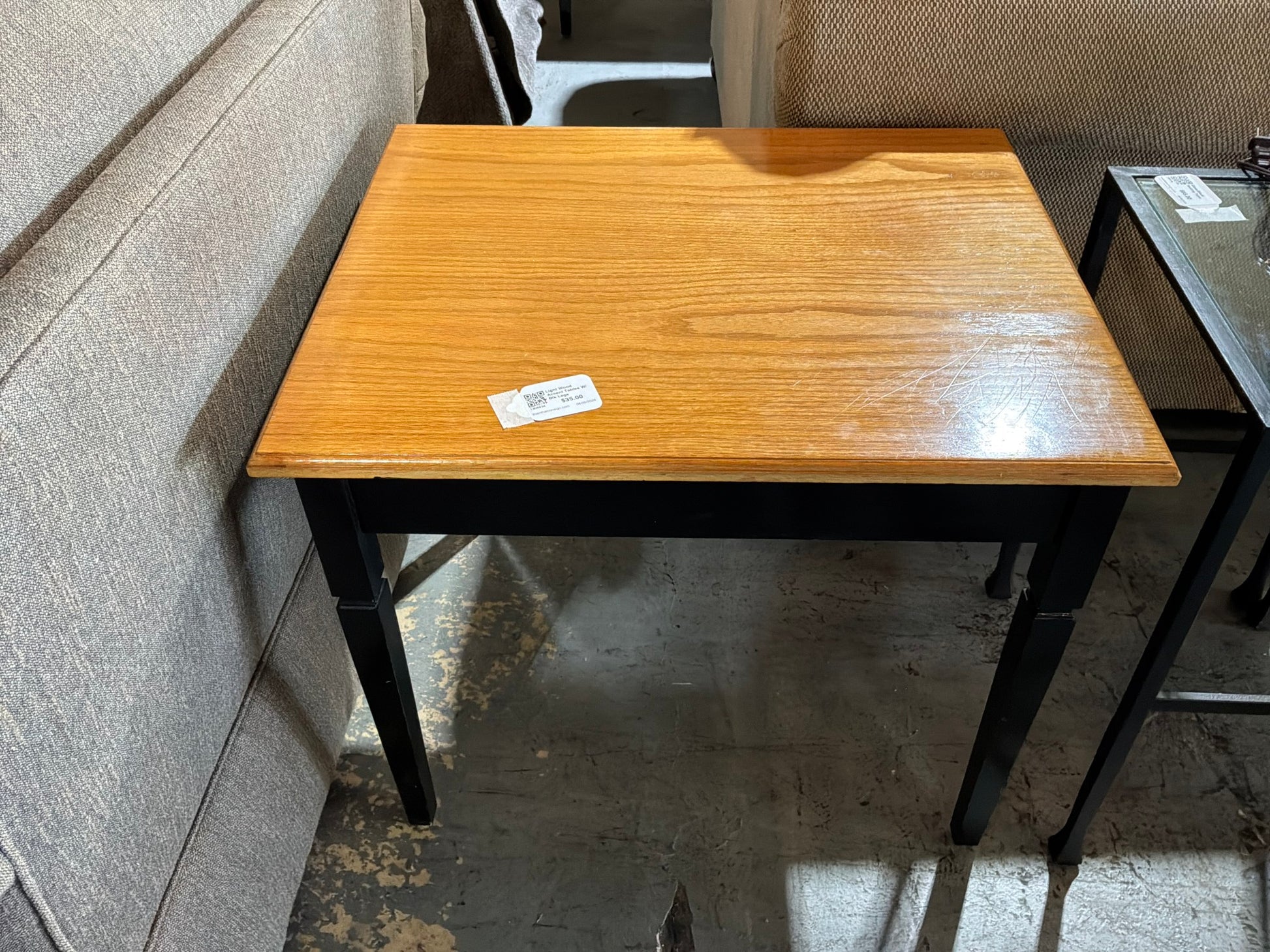 Light Wood Accent Table W/ Blk Legs
