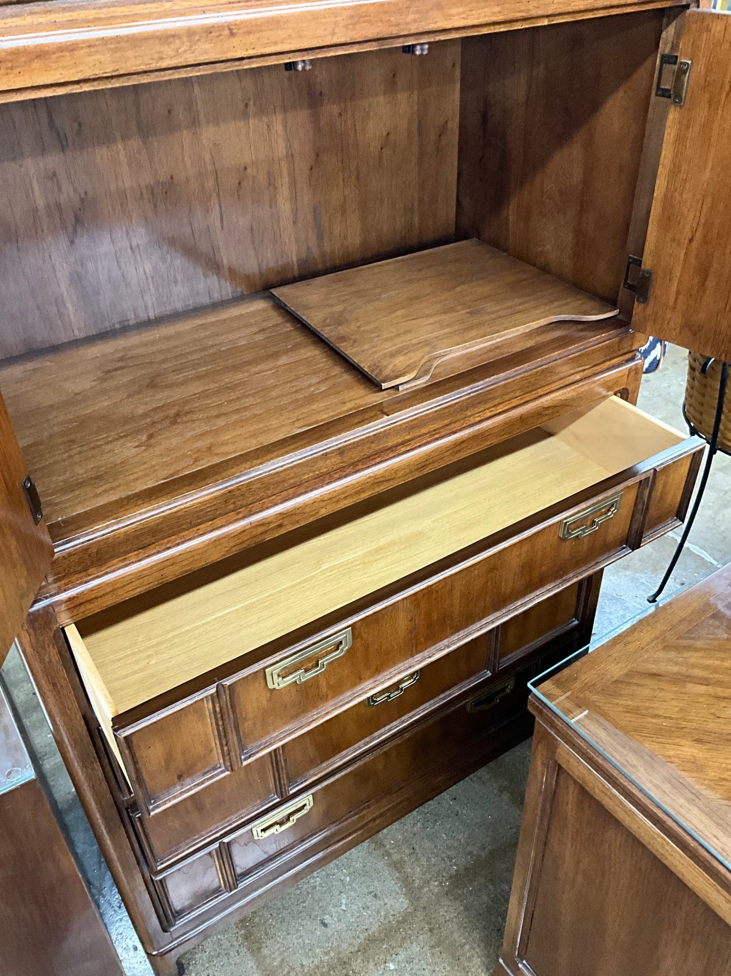 Thomasville Gentlemans Chest w Glass Top